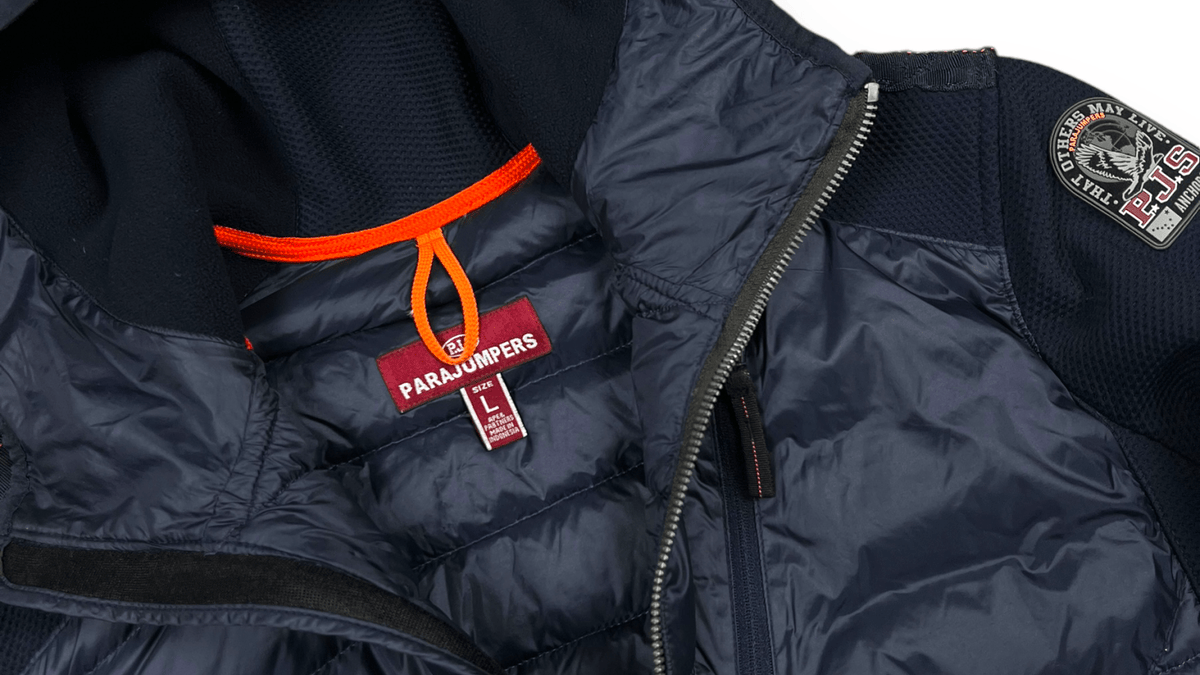 Détail d'une doudoune Parajumpers marine, les finitions qui font la réputation de la marque