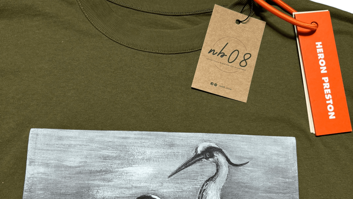 Logo Heron Preston en gros plan sur un tee-shirt authentifié chez NB08, repère d'authentification