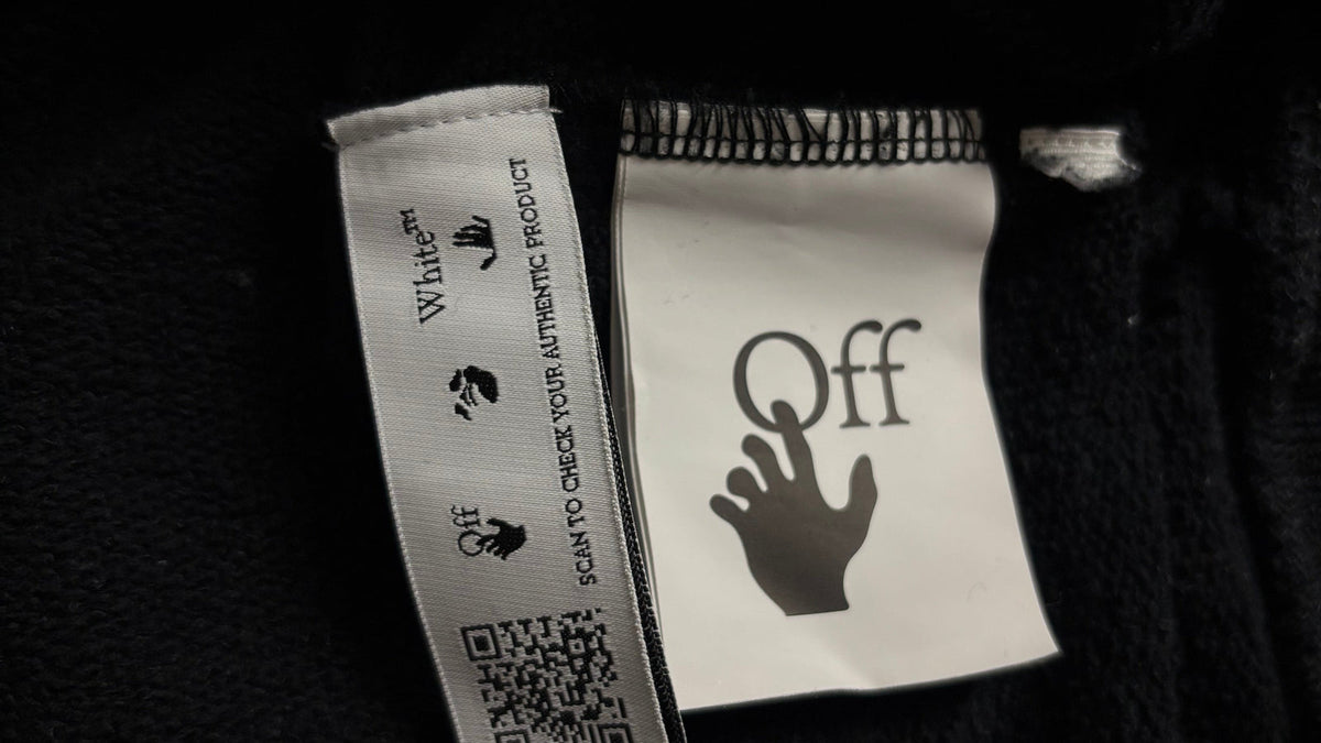 Logo Off-White en gros plan sur un sweat noir authentifié chez NB08