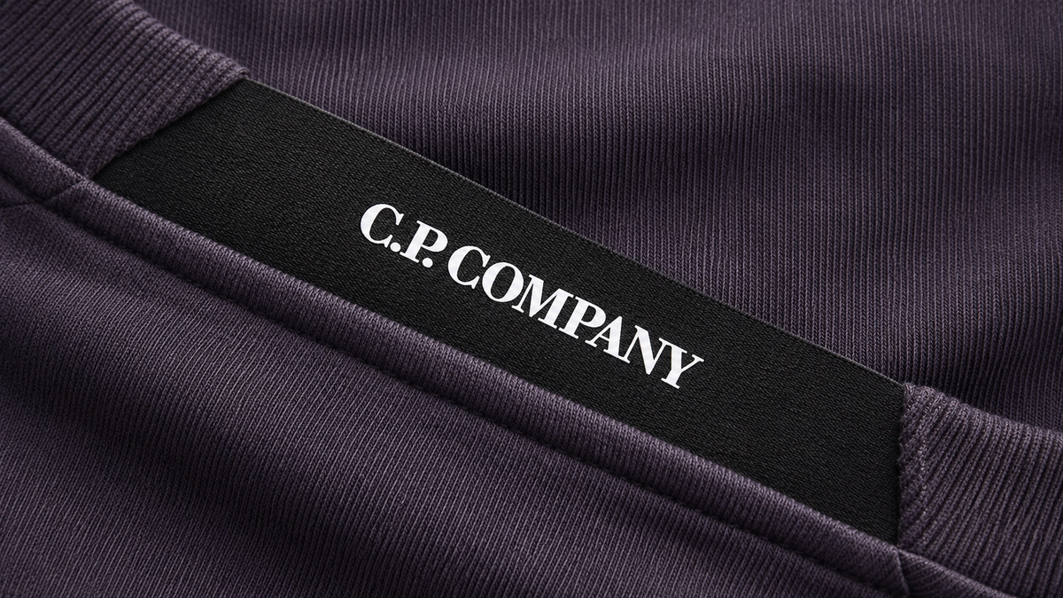 Logo C.P Company en gros plan, point de contrôle pour authentifier une vraie pièce