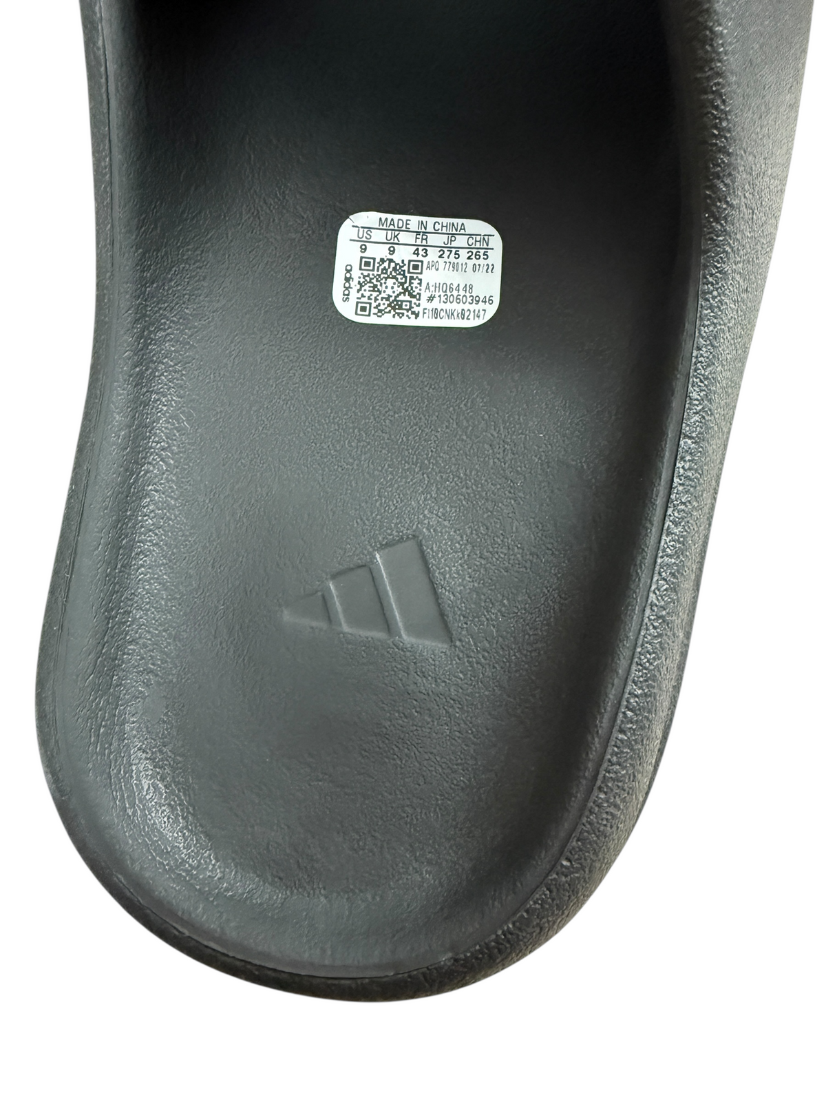 Claquettes Yeezy Slide noir taille 43 - Logo et étiquette