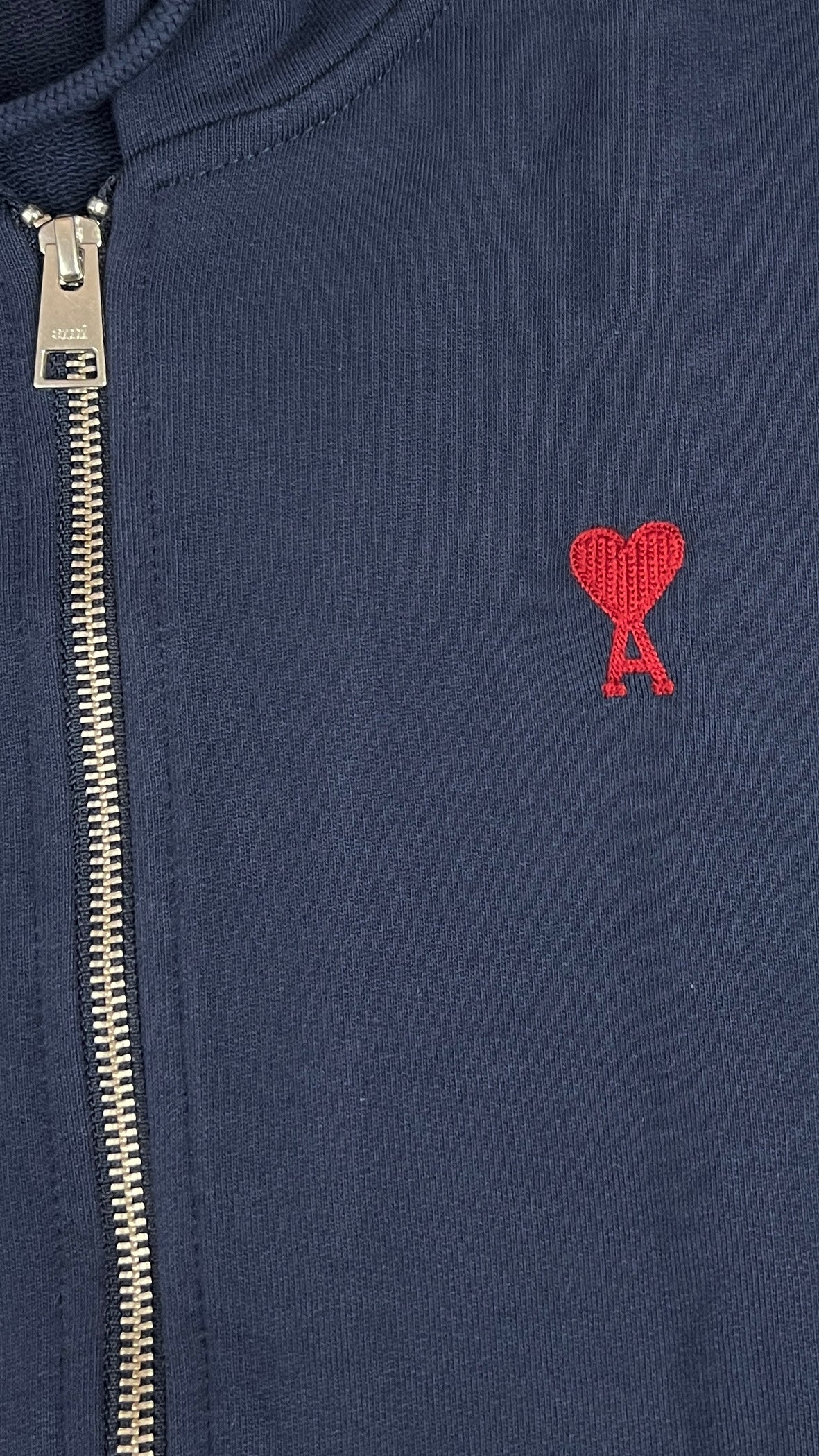 Sweat à capuche zippé Ami de Coeur AMI Paris marine neuf, tirette métal gravée ami — vue 3