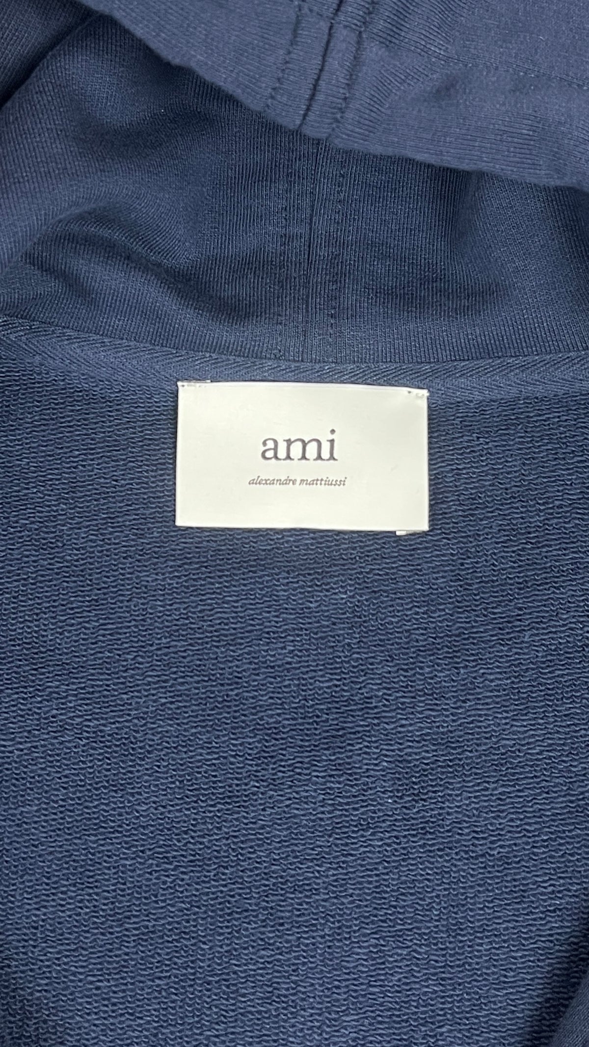 Sweat à capuche zippé Ami de Coeur AMI Paris marine neuf, capuche et œillets métal siglés — vue 4