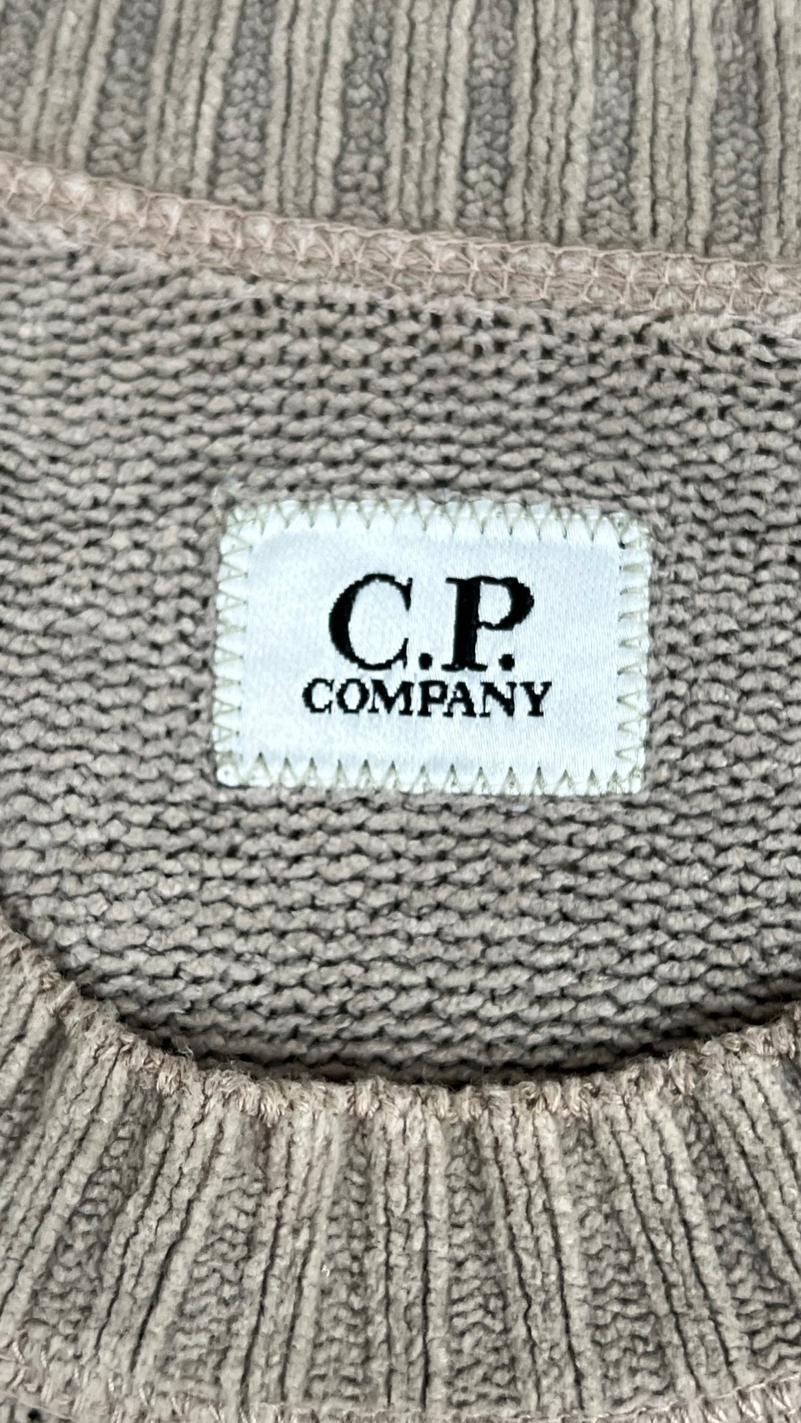 Pull C.P Company beige taupe, détail étiquettes et finitions — vue 4