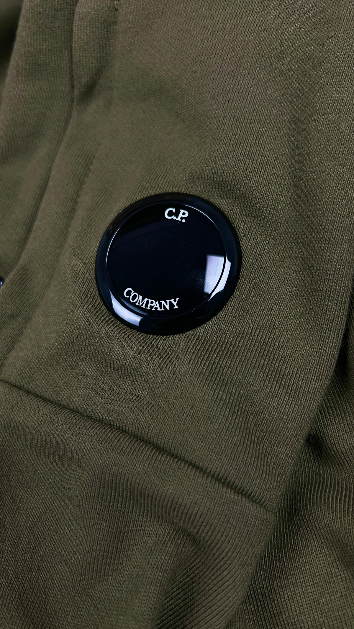 Sweat-shirt Crewneck C.P Company Diagonal Raised Fleece Lens Ivy Green kaki, détail étiquettes et finitions — vue 3