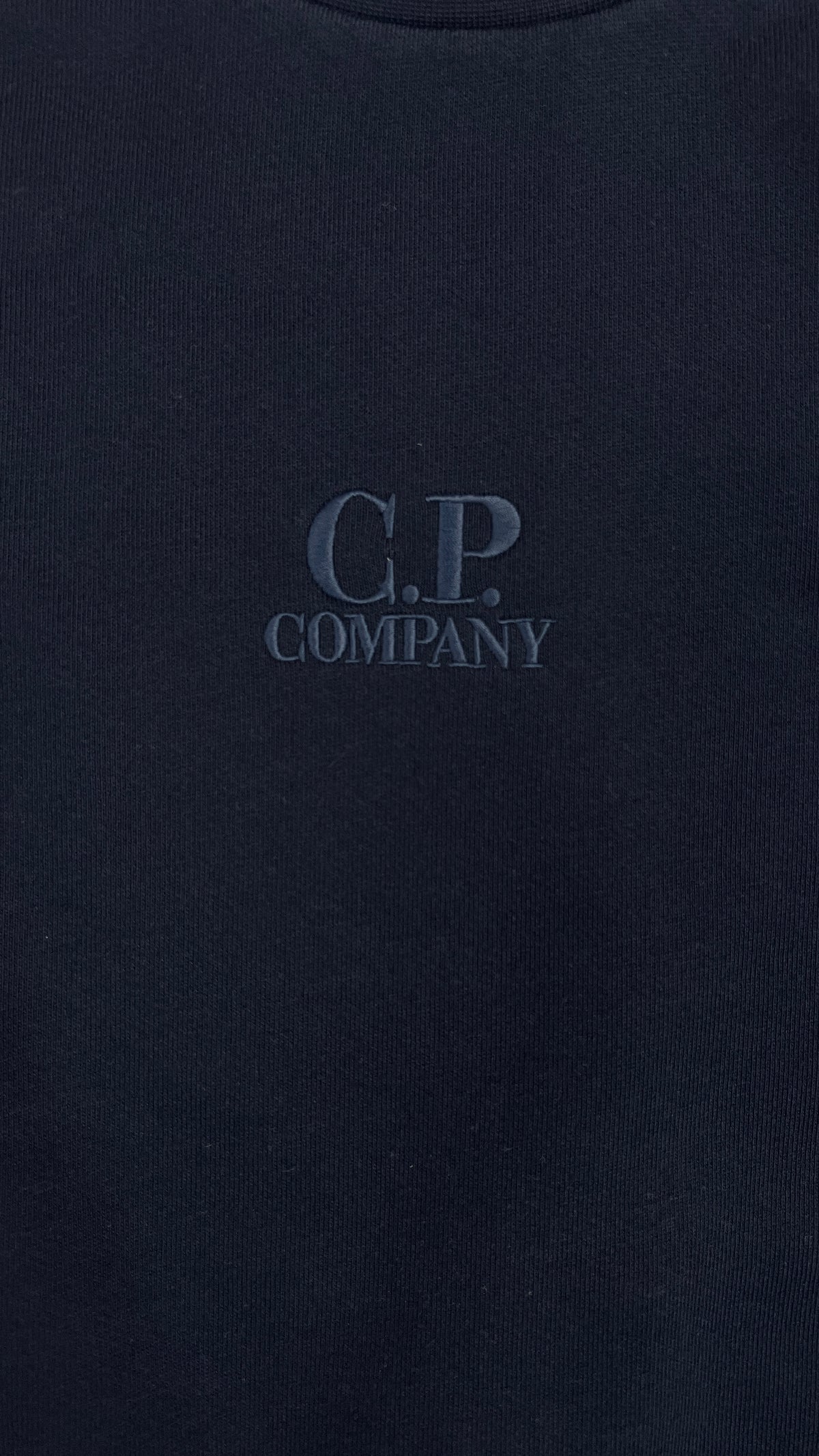 Sweat-shirt Crewneck C.P Company Diagonal Raised Fleece Logo Brodé Total Eclipse marine, détail étiquettes et finitions — vue 3