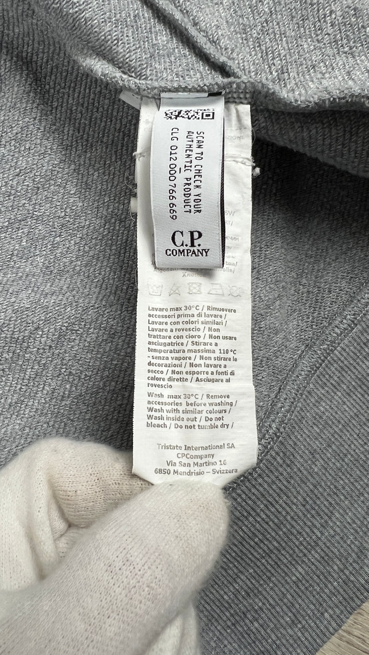 Sweat Zippé à Capuche Goggle C.P Company gris, détail étiquettes et finitions — vue 4