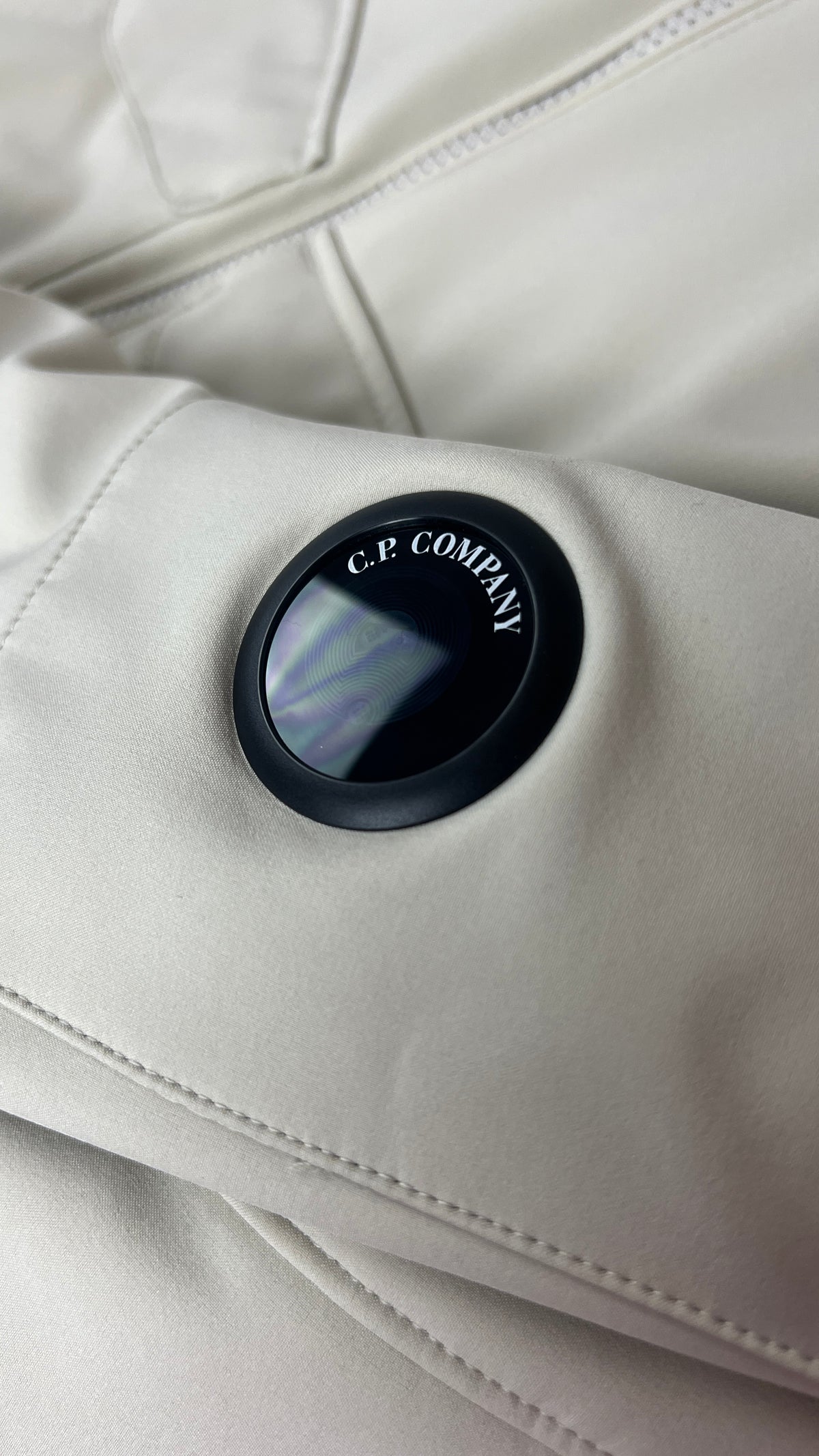 Veste à Capuche C.P Company Shell-R Lens Silver Birch blanc cassé, détail étiquettes et finitions — vue 7