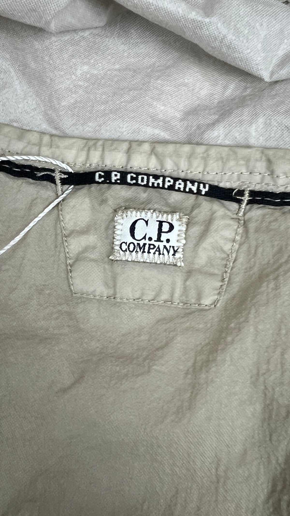 Veste C.P Company Nylon Léger à Capuche beige, détail étiquettes et finitions — vue 3
