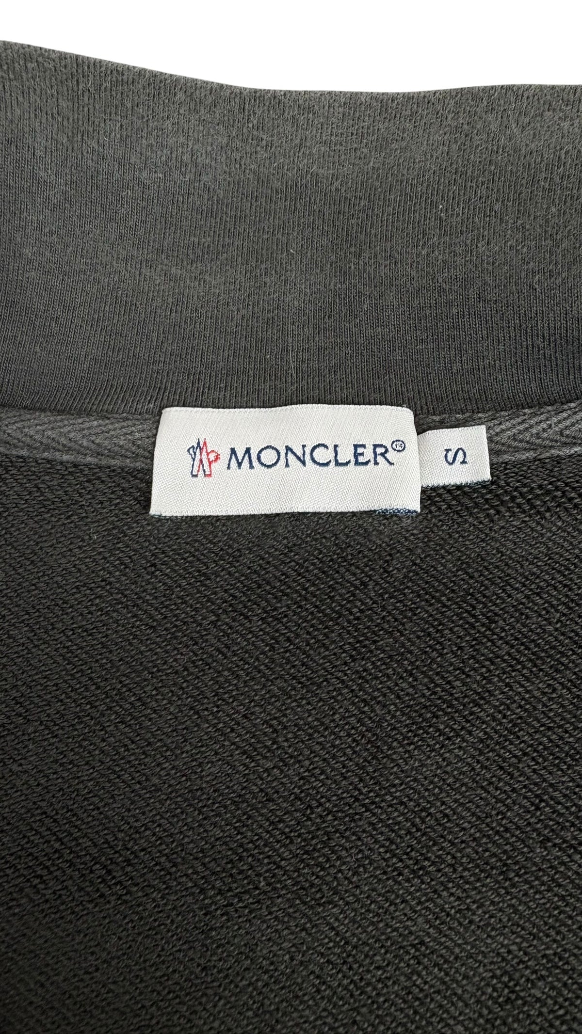 Étiquette de marque Moncler cousue à l'intérieur du col du cardigan kaki, avec la taille S