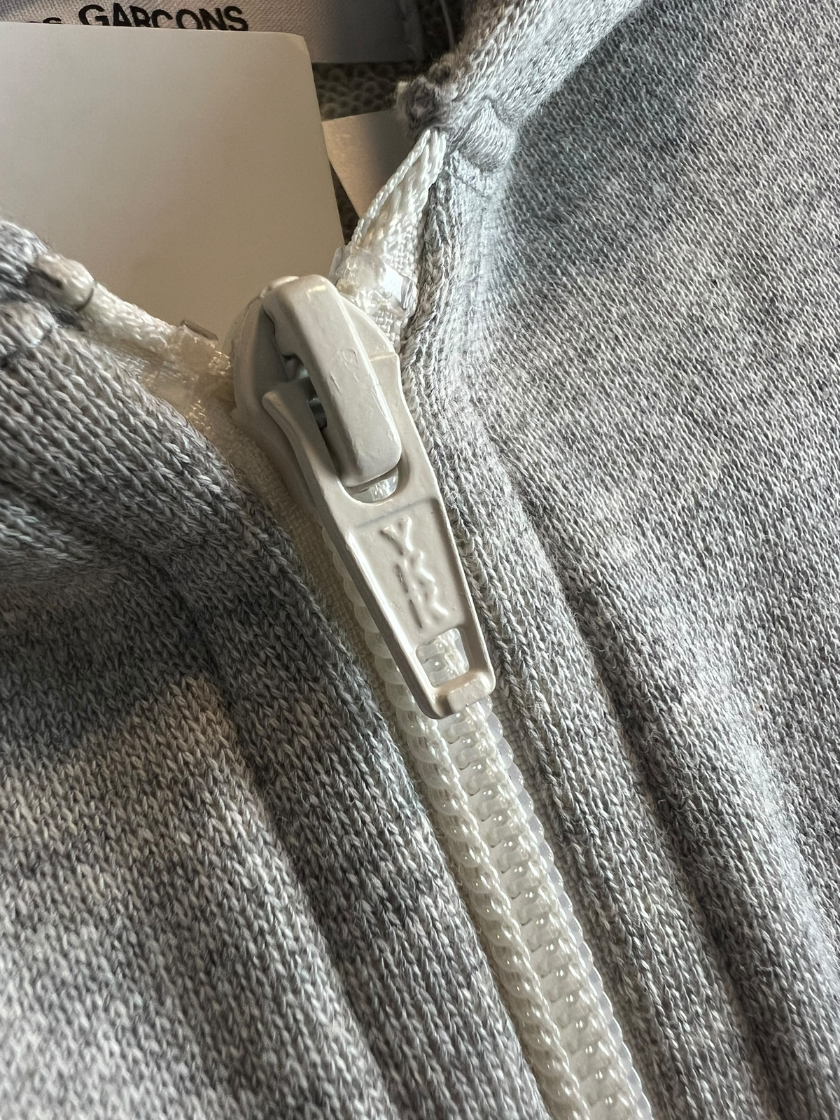 Sweat-shirt Hoodie Zippé Comme des Garçons Play gris, seconde main authentifiée NB08, détail étiquettes et finitions — vue 3