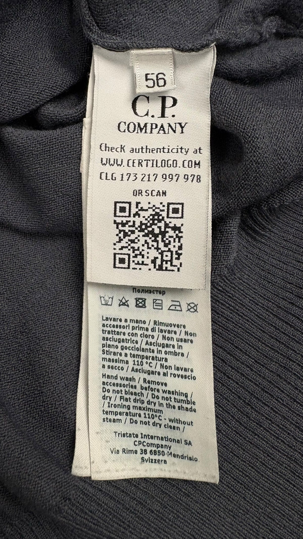 Etiquette interieure C.P Company indiquant la taille 56, la composition, les instructions de lavage et un QR code Certilogo d'authenticite, vue detail