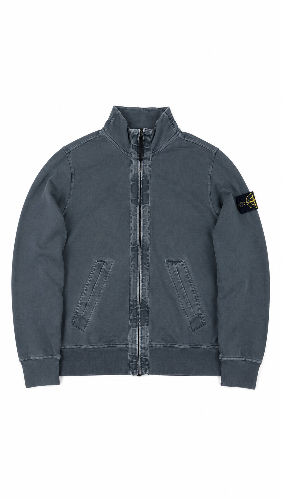 Veste zippee Stone Island grise vue de face, col montant, ecusson Stone Island sur la manche et deux poches zippees