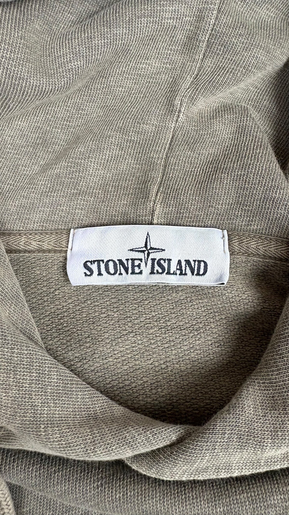 Étiquette de marque Stone Island cousue à l'intérieur du col du hoodie kaki