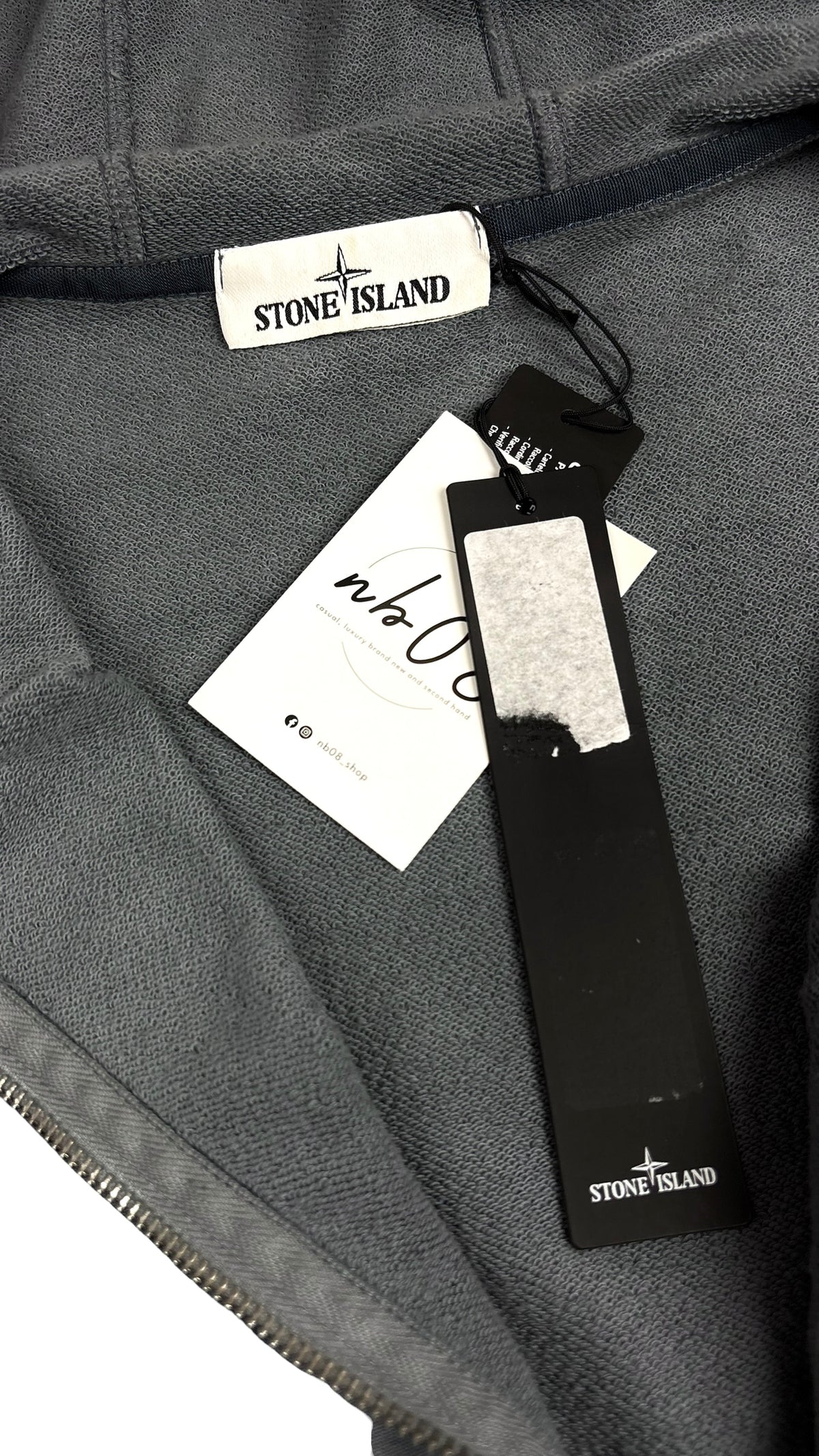 Étiquette encolure Stone Island du hoodie bleu marine avec les étiquettes cartonnées d'origine encore attachées (neuf avec étiquettes)