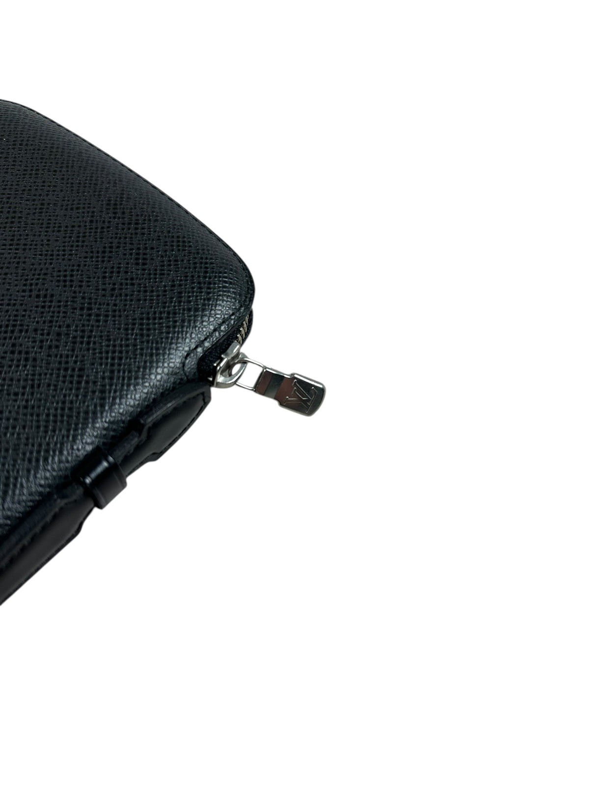 Portefeuille Louis Vuitton Organizer Atoll Taiga noir taille UNI, détail matière et finitions — vue 3