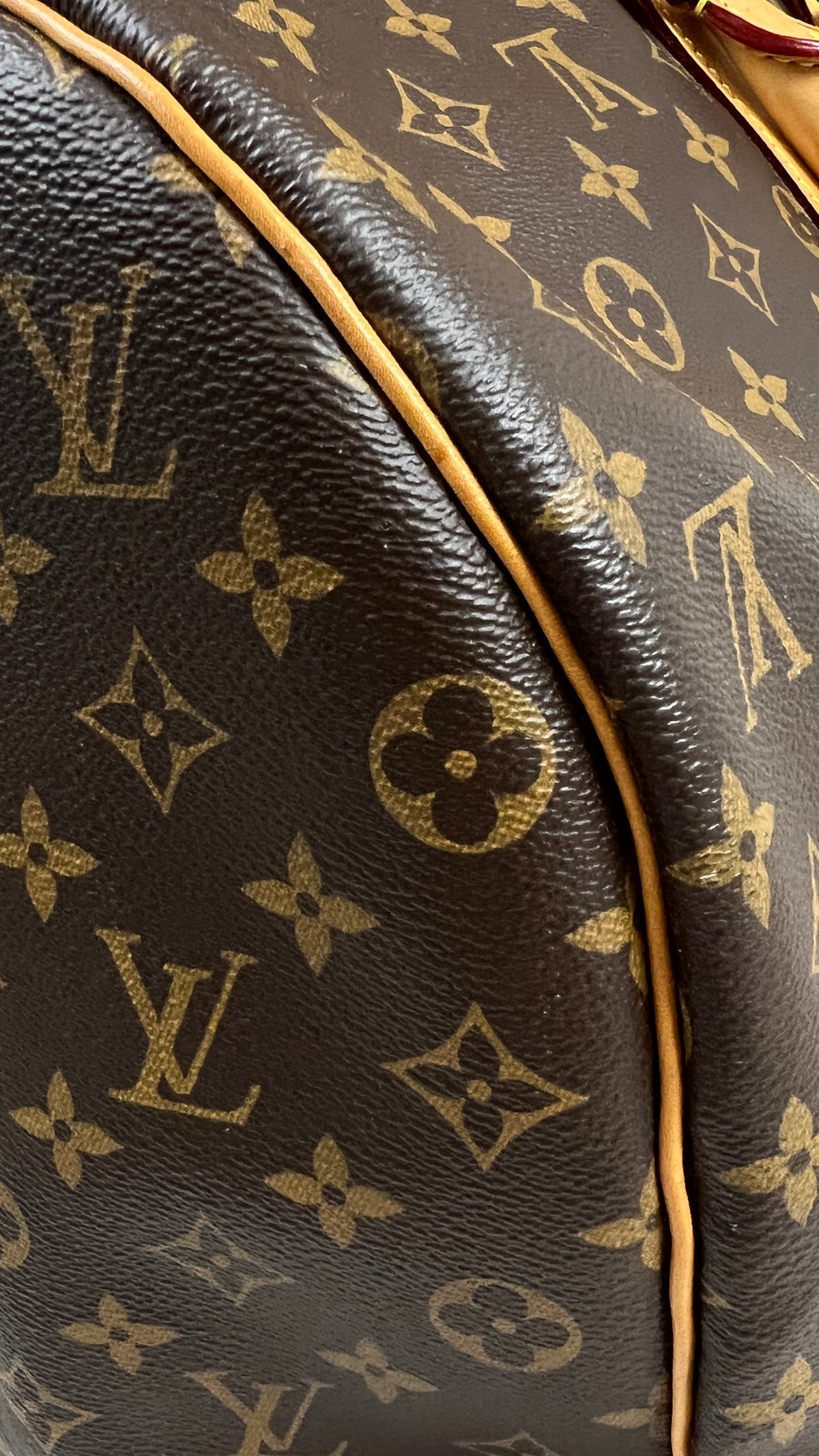 Sac Louis Vuitton Keepall 45 toile Monogram marron, détail matière et finitions — vue 5