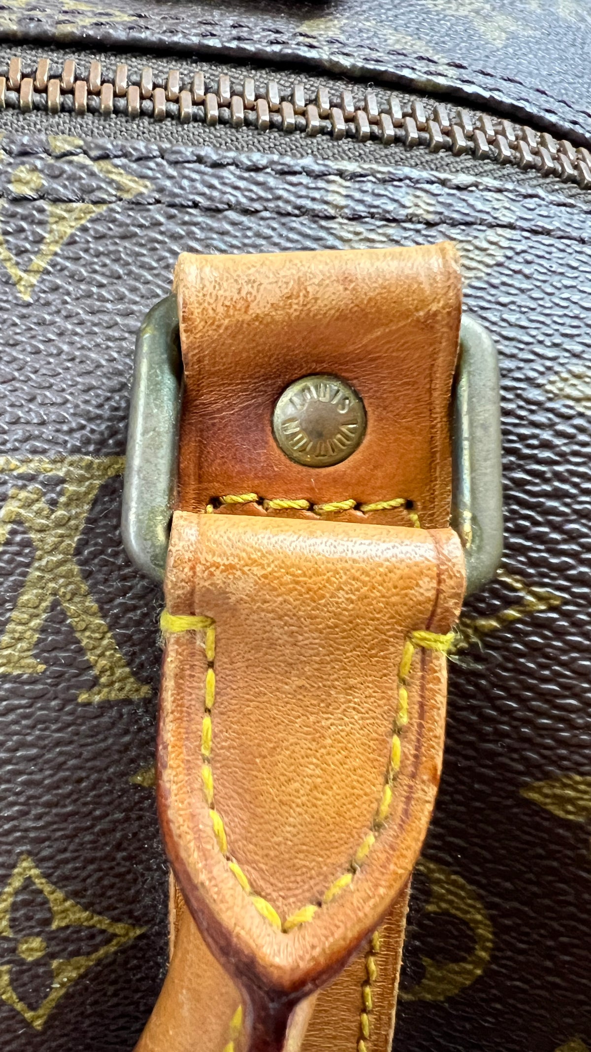 Sac Louis Vuitton Keepall 50 toile Monogram marron, détail anses en cuir — vue 4