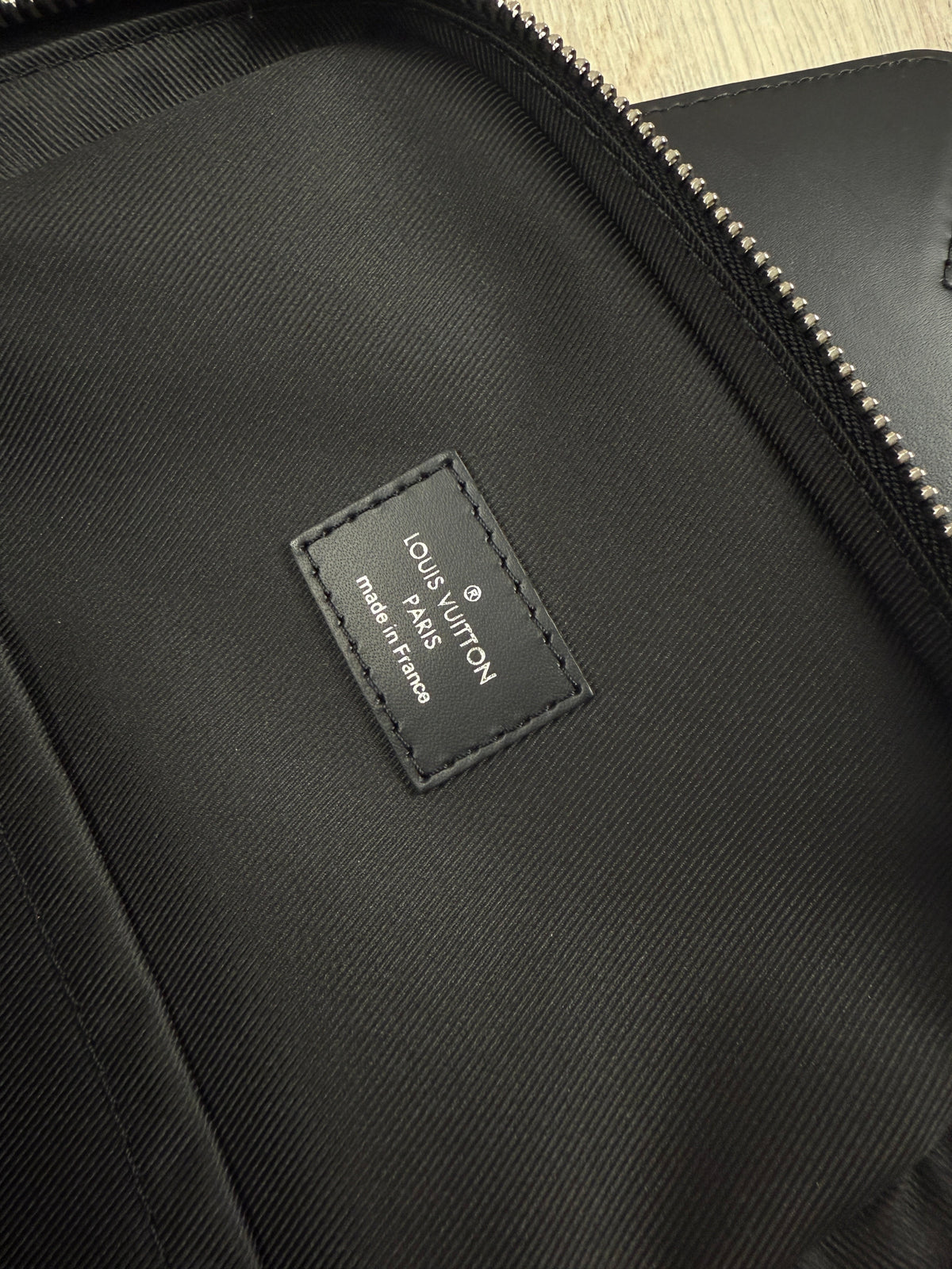 Sac Louis Vuitton noir / gris taille NM - Détail