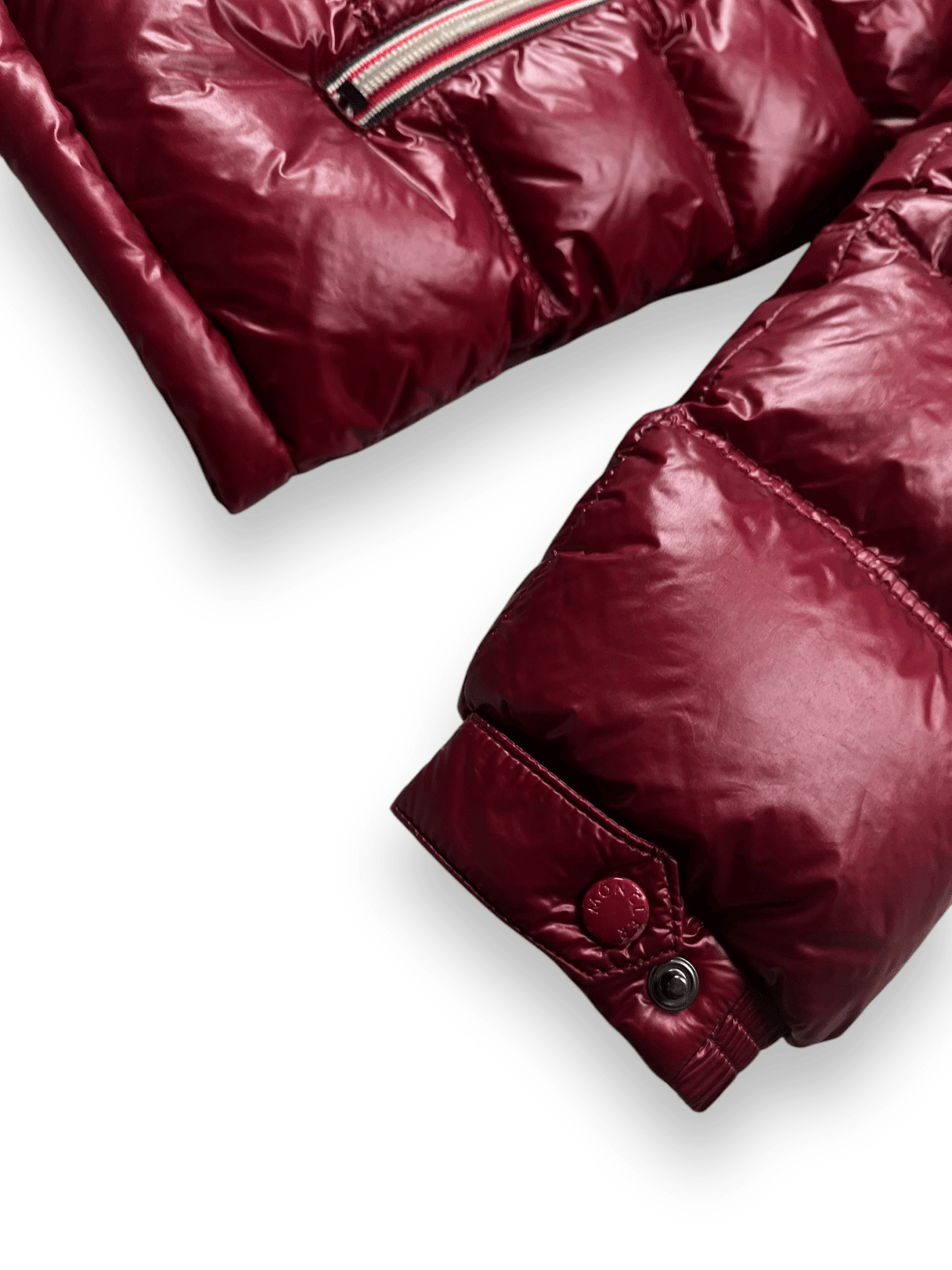 Doudoune Moncler Gaston Junior bordeaux taille 12 ans, détail logo et étiquette — vue 4