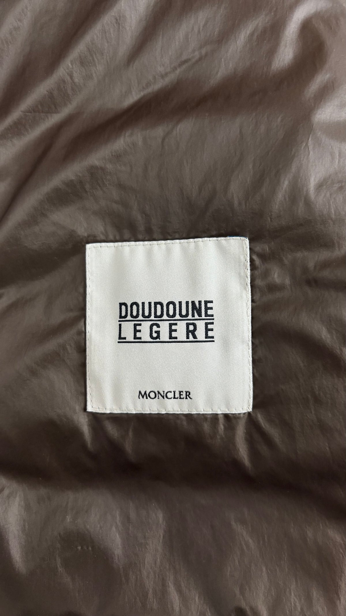 Gilet doudoune Moncler marine taille 4, détail matière — vue 6