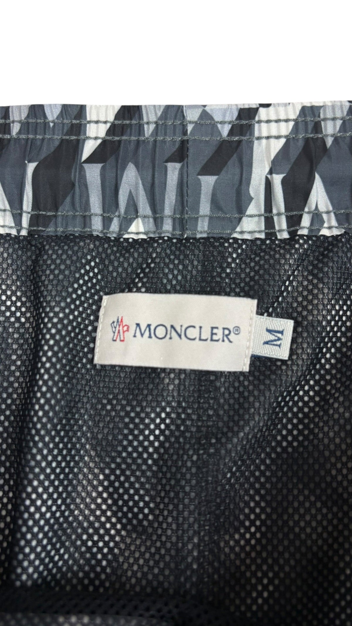 Short Moncler gris taille M - Logo et étiquette