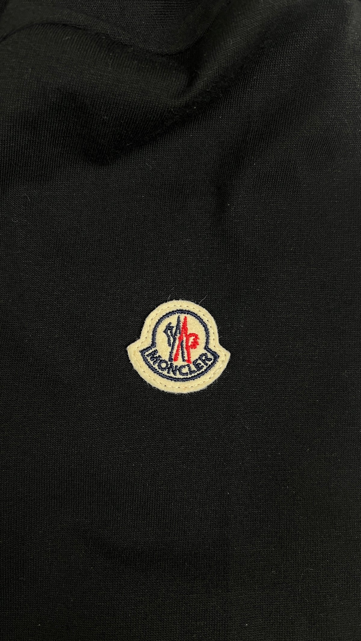 T-shirt Moncler con stemma logo nera taglia XL, dettaglio etichette e finiture — vista 3