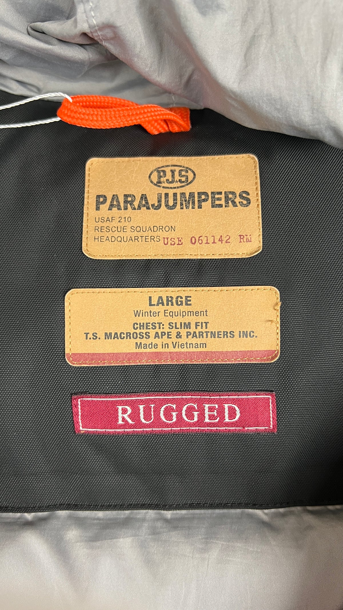 Doudoune Parajumpers Rugged noir, détail étiquettes et finitions — vue 5