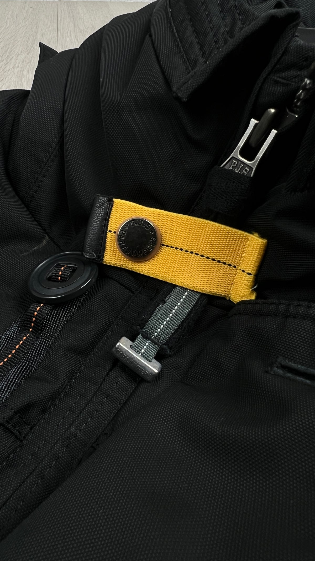 Doudoune Parajumpers Rugged noir, détail étiquettes et finitions — vue 7