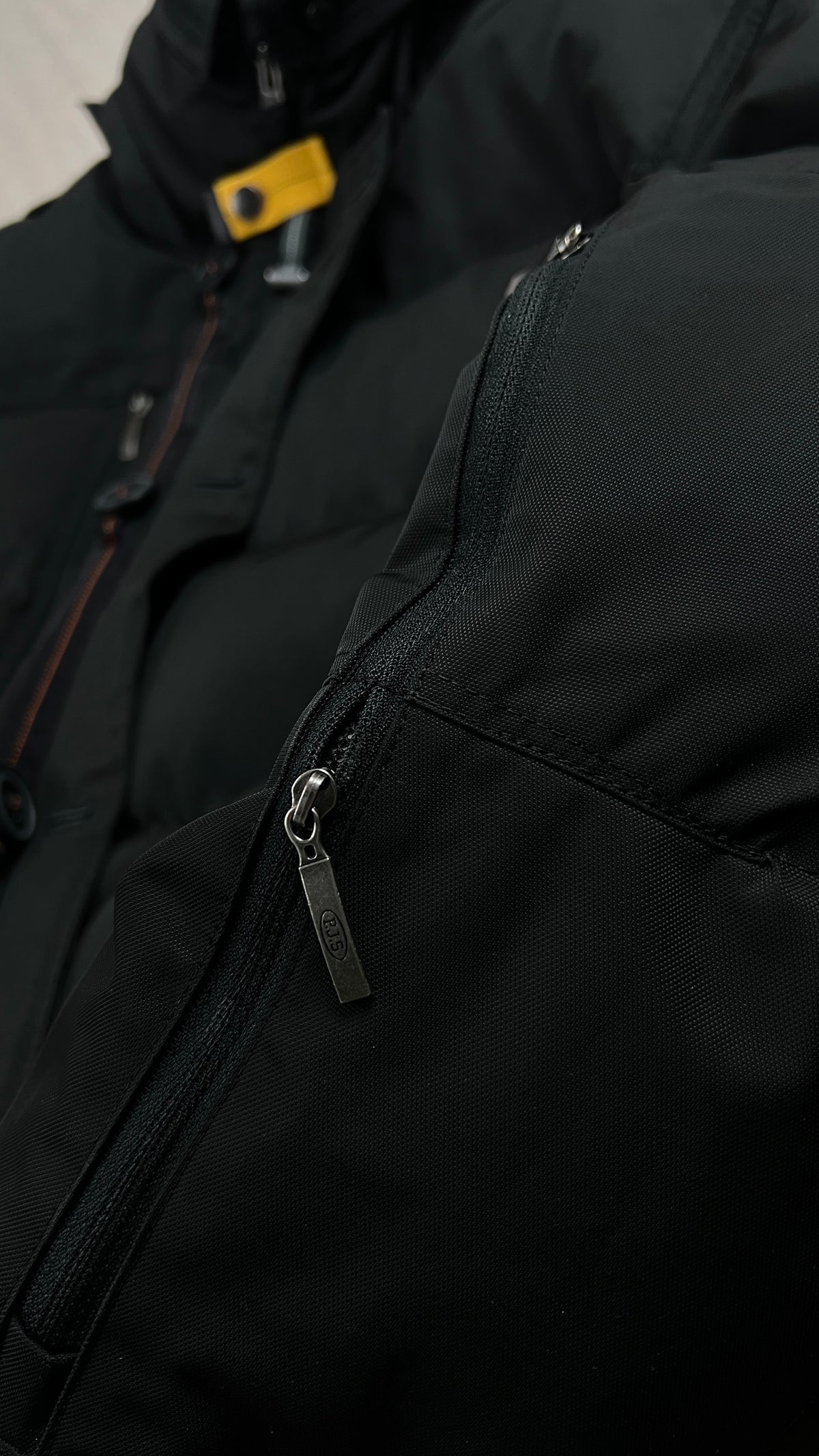 Doudoune Parajumpers Rugged noir, détail étiquettes et finitions — vue 8