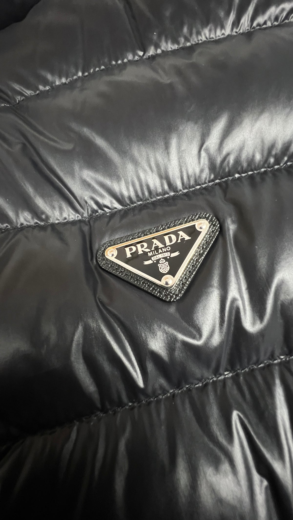 Gilet doudoune Prada noir taille 48, détail zip — vue 4
