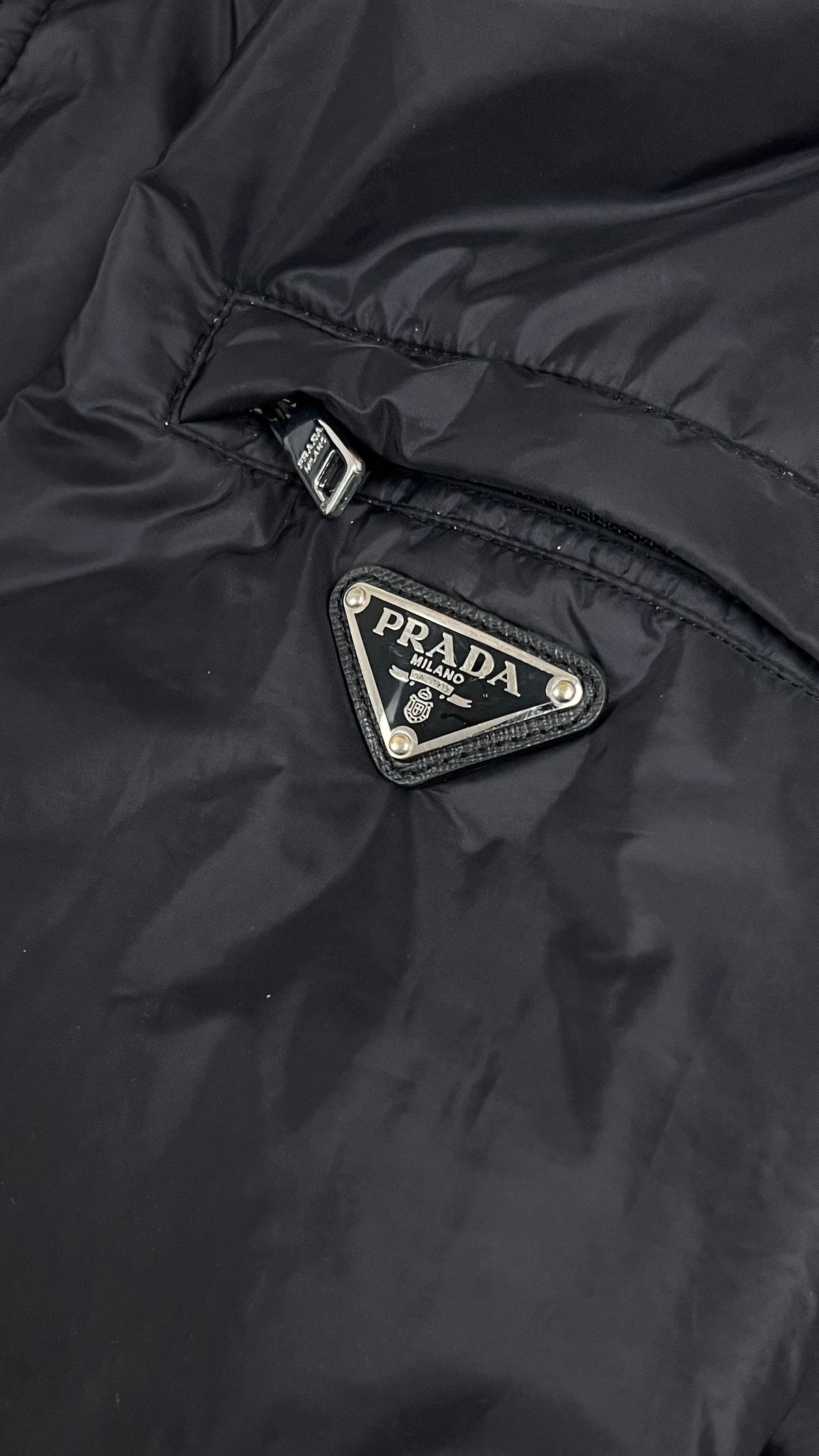 Veste Prada Nylon noir, détail étiquettes et finitions — vue 3