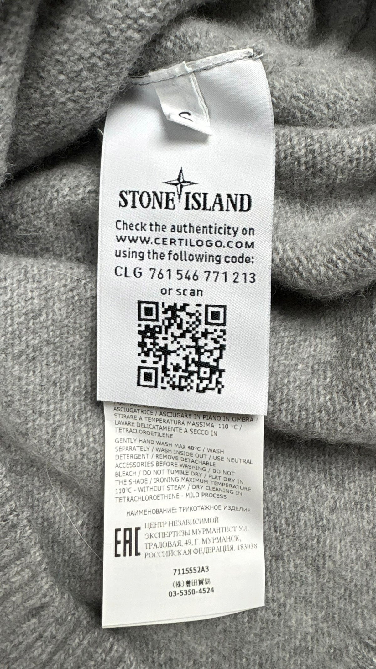 Étiquette intérieure Stone Island du pull gris avec code QR d'authenticité Certilogo et instructions d'entretien