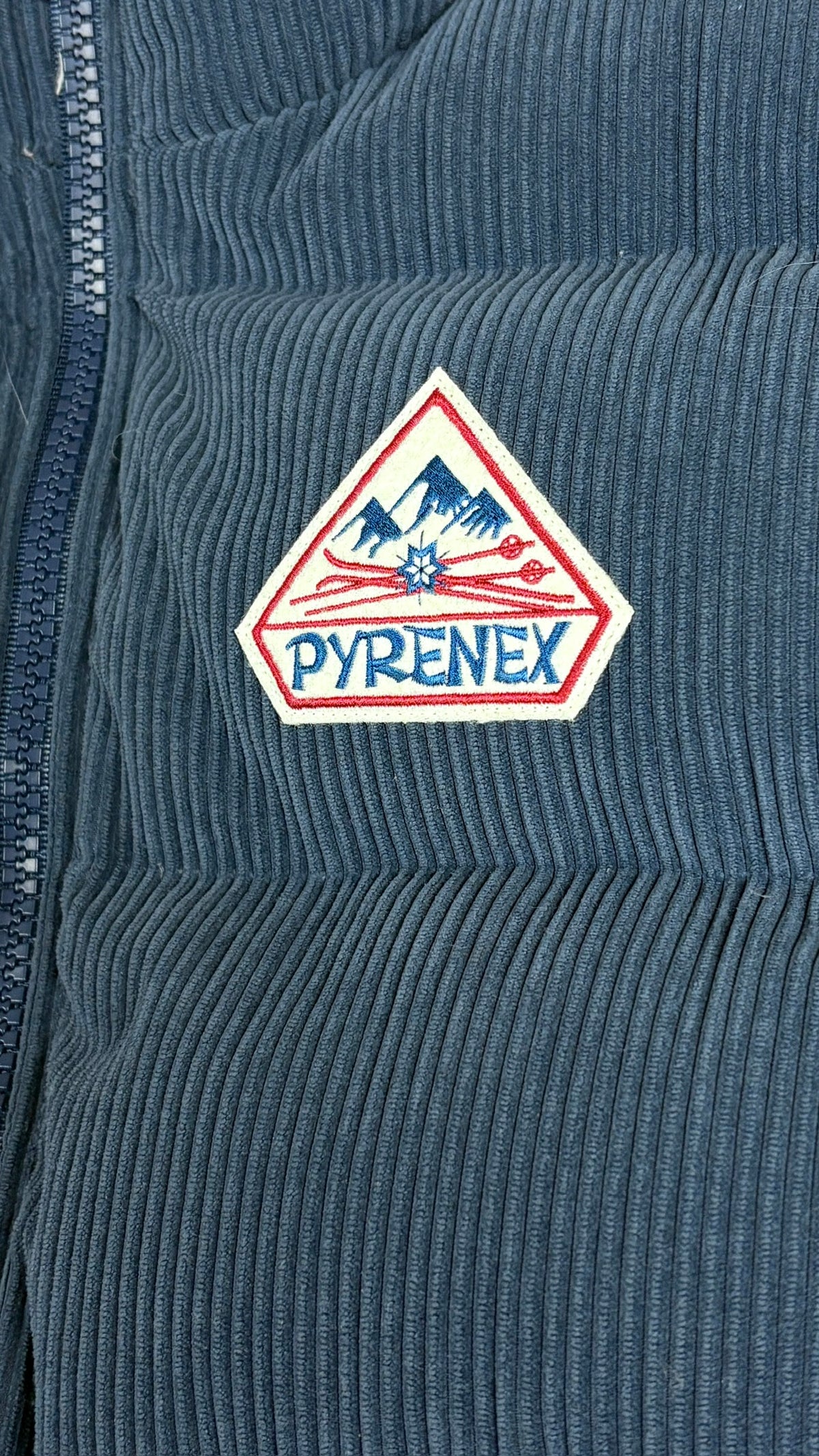 Daunenweste Pyrenex John 2 Velvet in Navy, Detail Etiketten und Verarbeitung — Ansicht 3