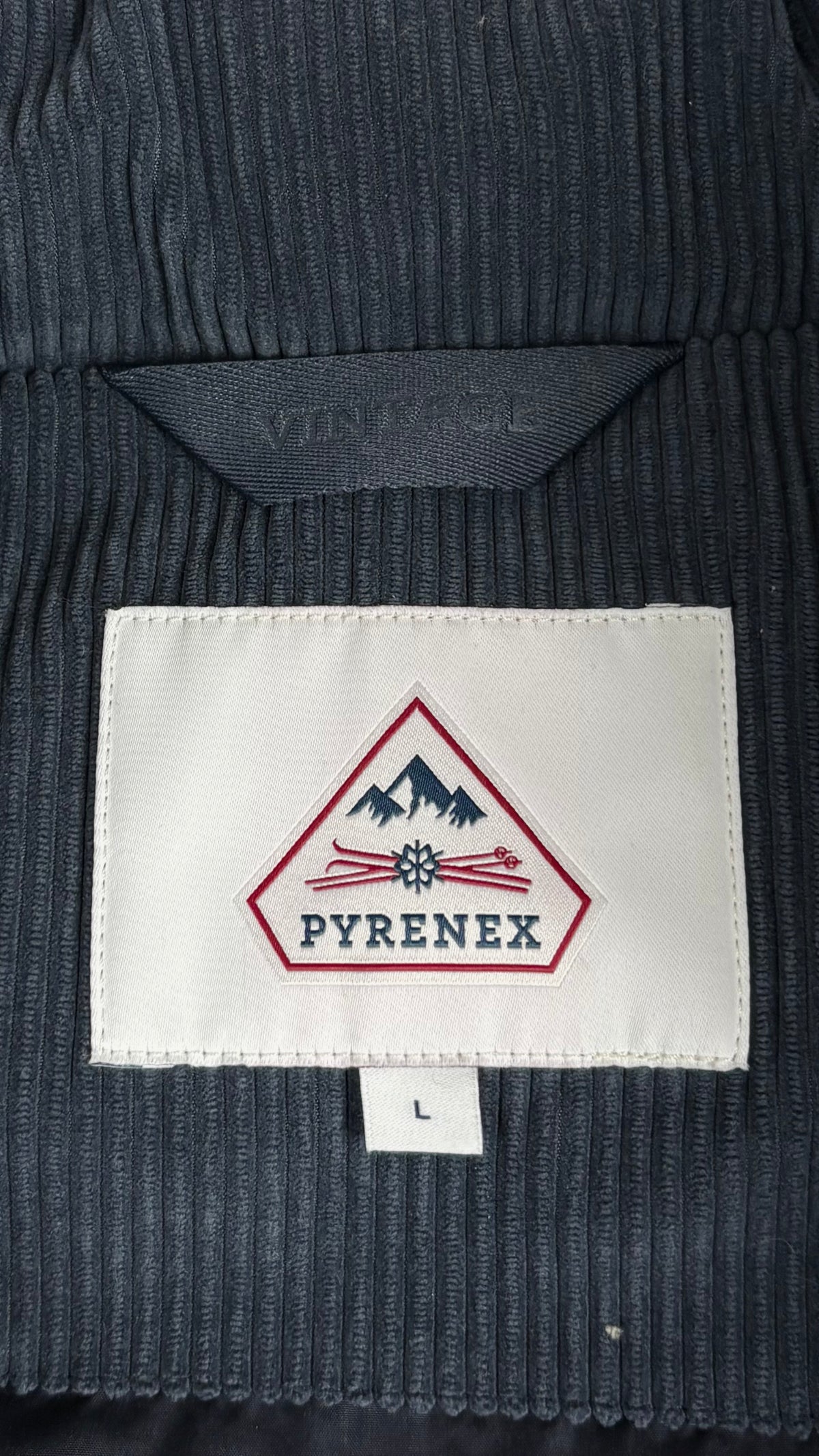 Daunenweste Pyrenex John 2 Velvet in Navy, Detail Etiketten und Verarbeitung — Ansicht 4