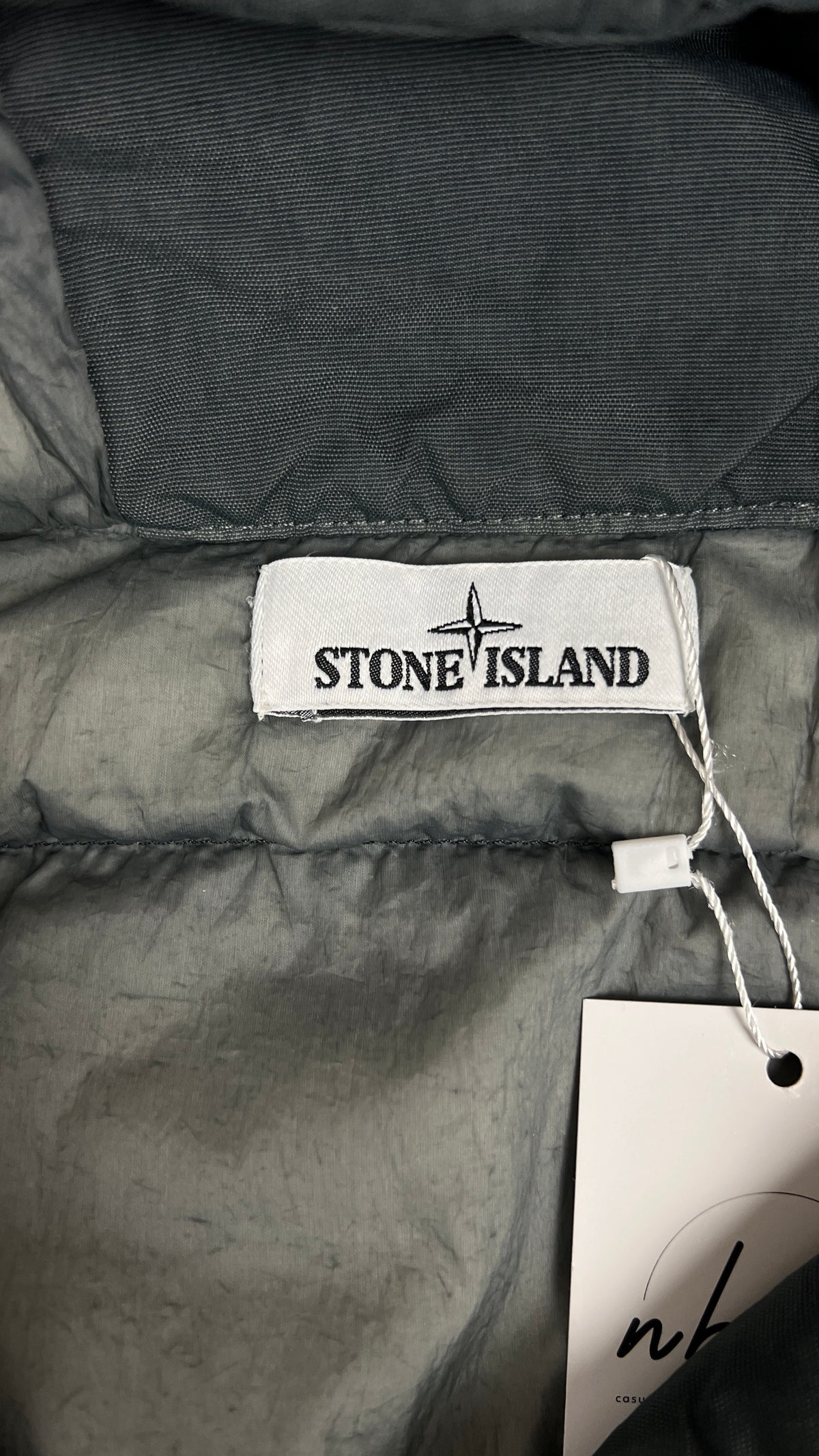 Doudoune Stone Island Crinkle Reps NY Down gris, détail étiquettes et finitions — vue 3