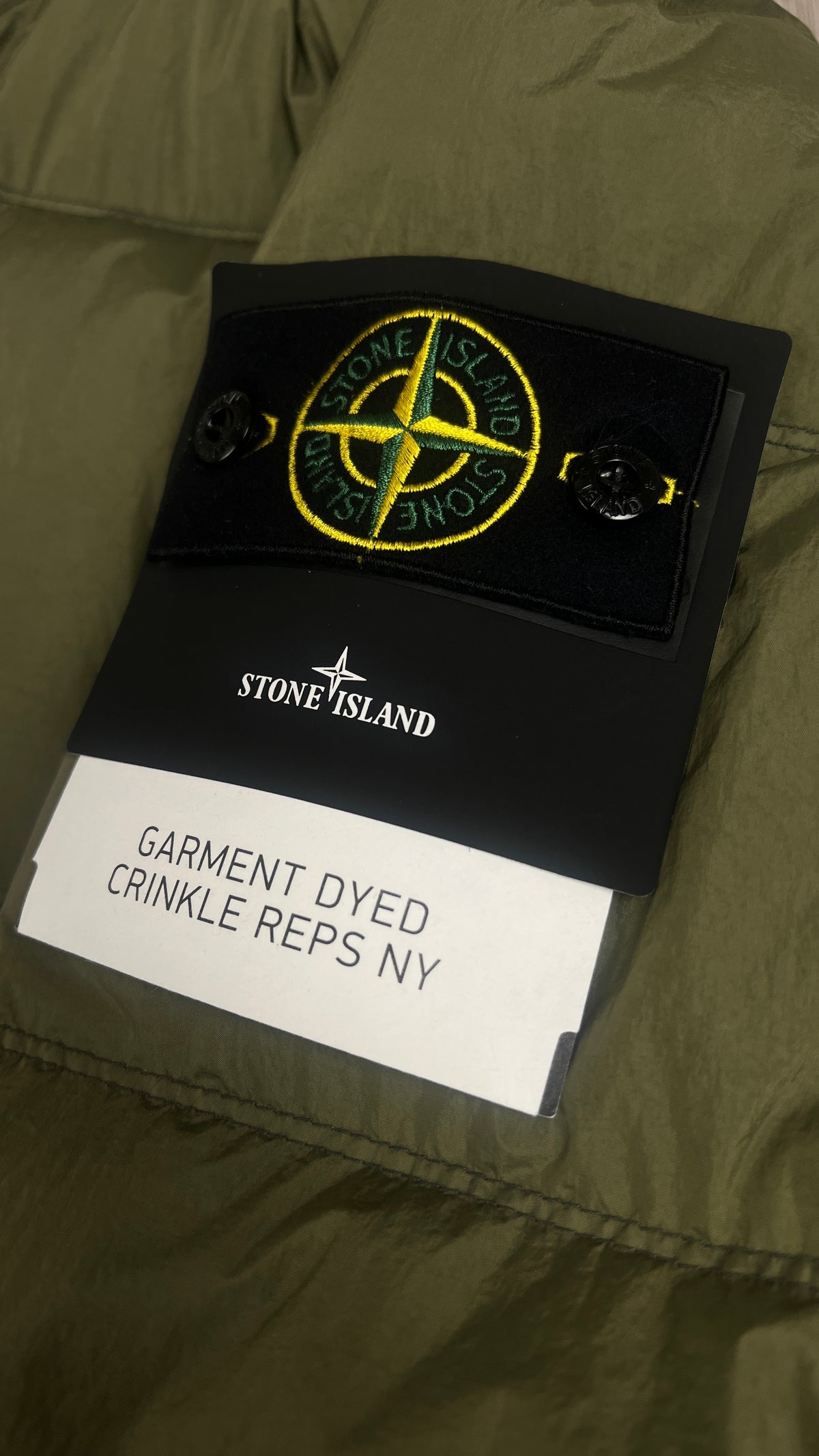 Doudoune Stone Island Crinkle Reps NY Military Green kaki, détail étiquettes et finitions — vue 3