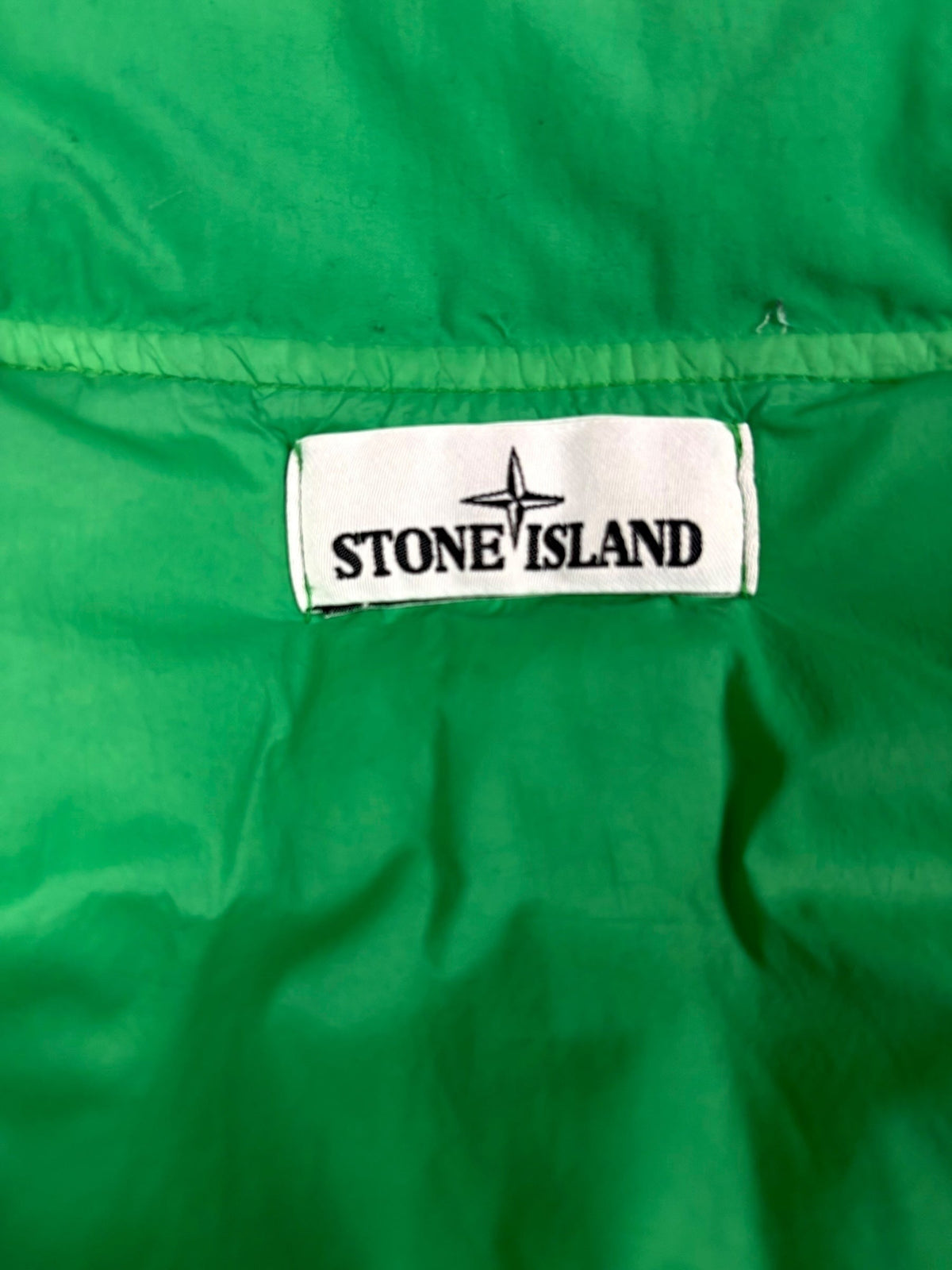 Daunenjacke Stone Island in Grün, Größe M - Logo und Etikett