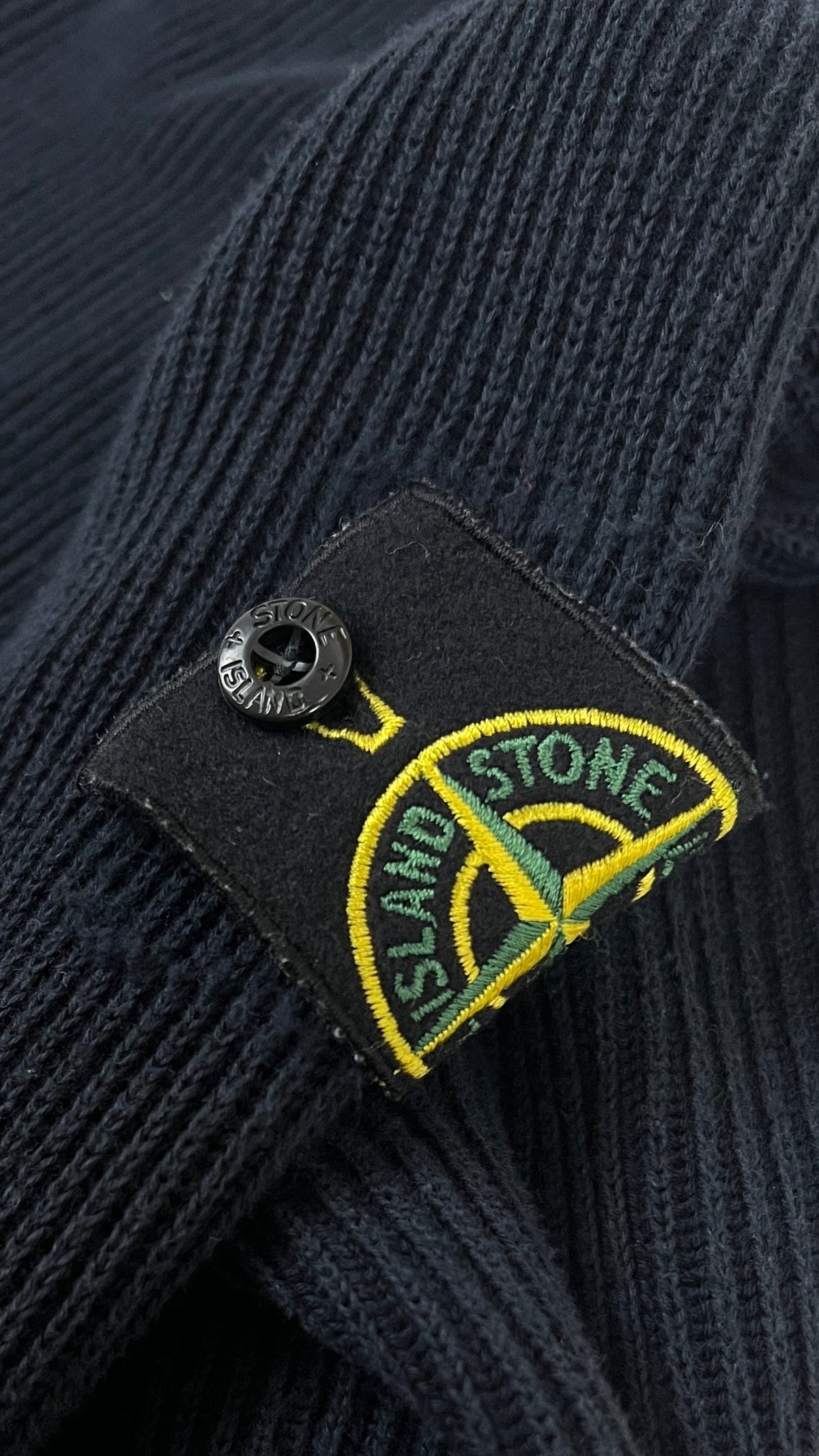 Gilet Zippé Stone Island marine, détail étiquettes et finitions — vue 3