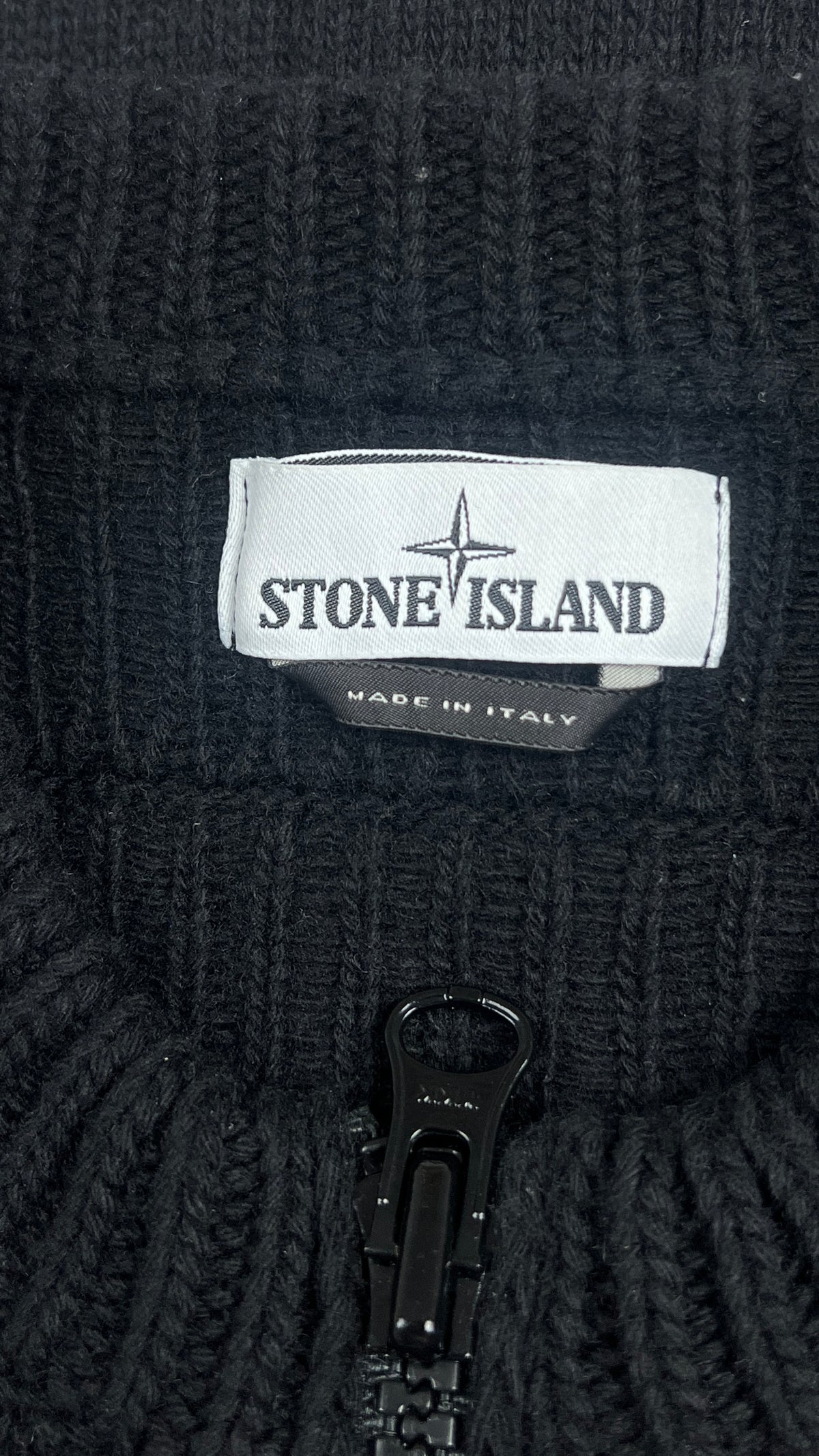 Gilet zippé Stone Island noir taille M, détail badge — vue 3