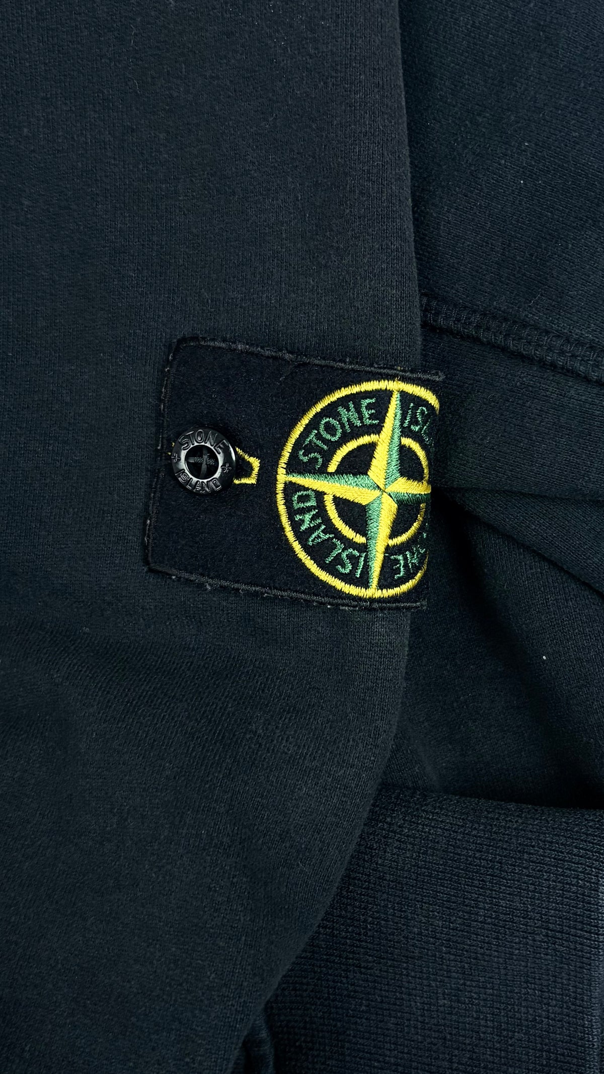 Hoodie Stone Island noir taille M, détail étiquette — vue 4
