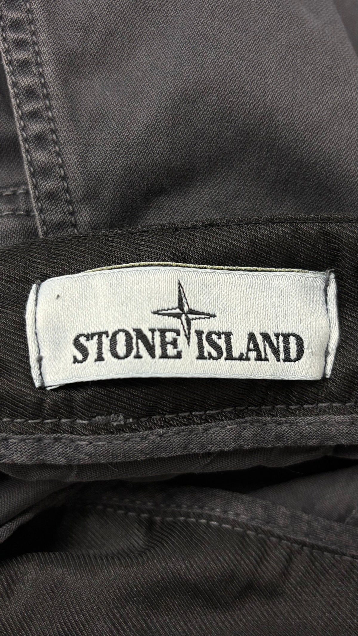 Pantalon Stone Island gris taille W33 - Logo et étiquette