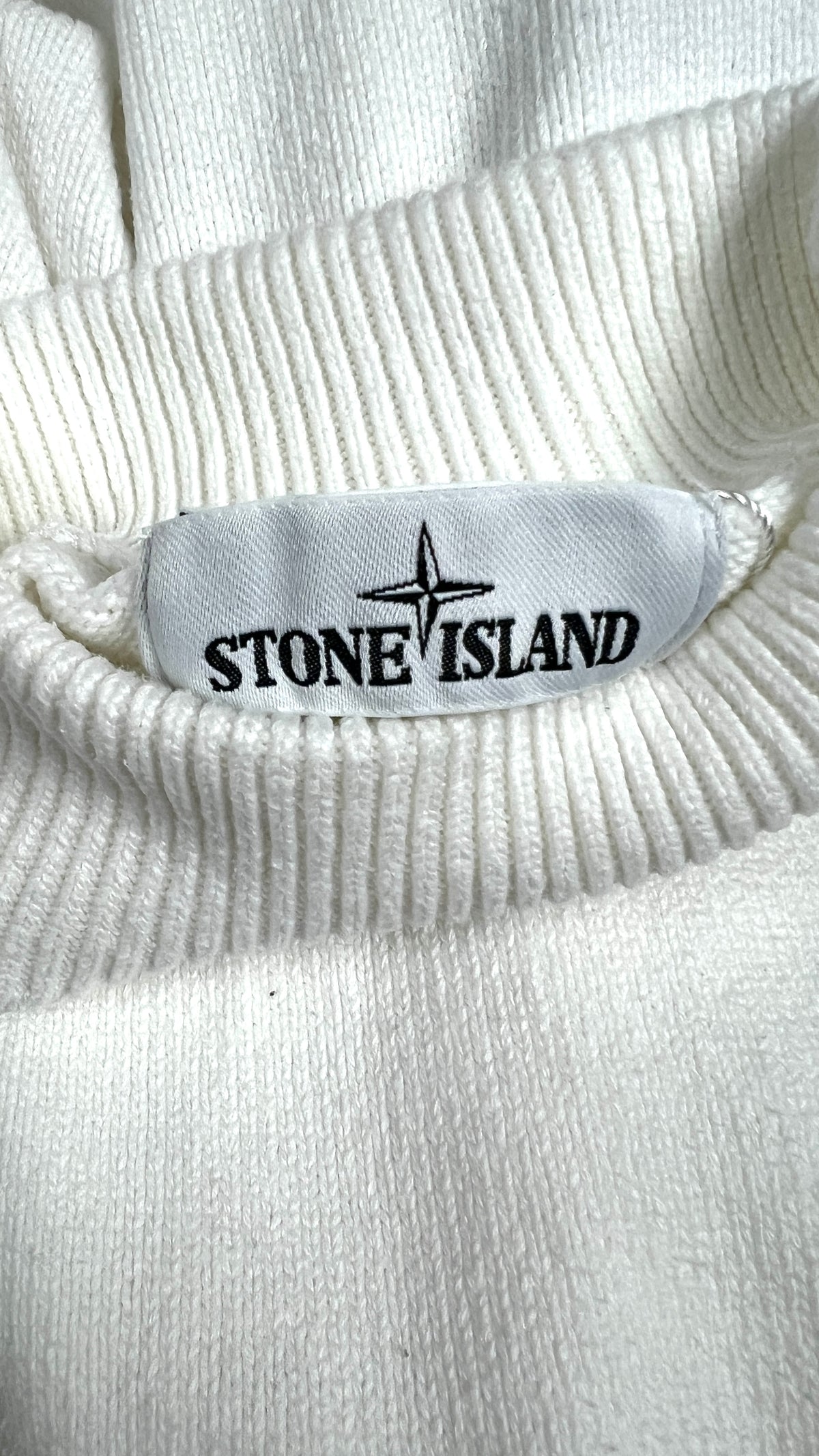 Pull Col Montant Stone Island blanc, détail étiquettes et finitions — vue 3