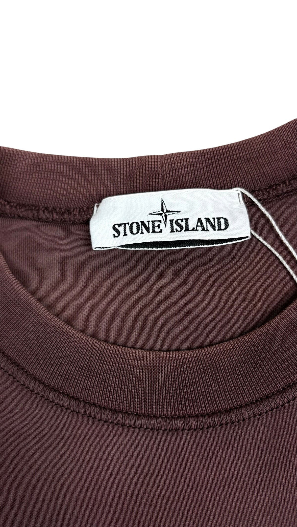 Pull Crewneck Stone Island bordeaux taille M, détail étiquettes et finitions — vue 4
