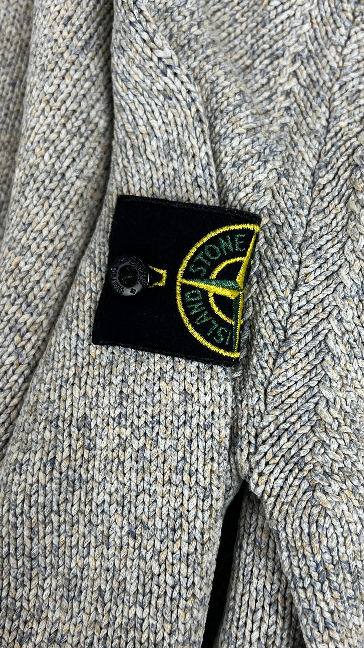 Pull Stone Island gris chiné, détail étiquettes et finitions — vue 3