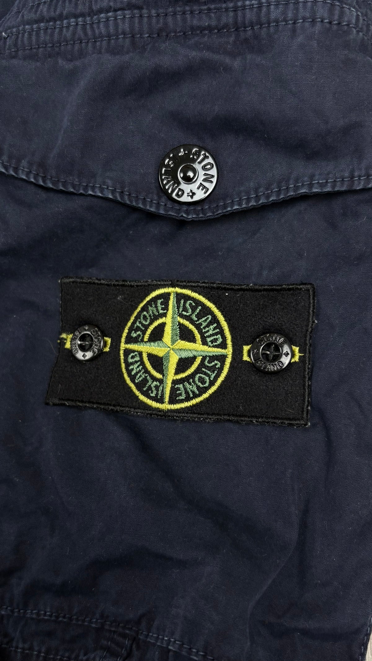 Cargo-Shorts Stone Island in Navy, Detail Etiketten und Verarbeitung — Ansicht 3