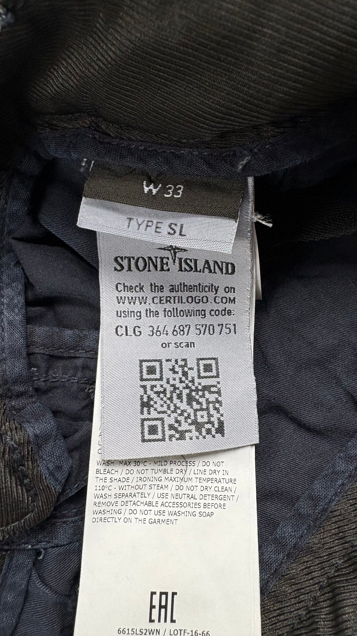 Cargo-Shorts Stone Island in Navy, Detail Etiketten und Verarbeitung — Ansicht 5