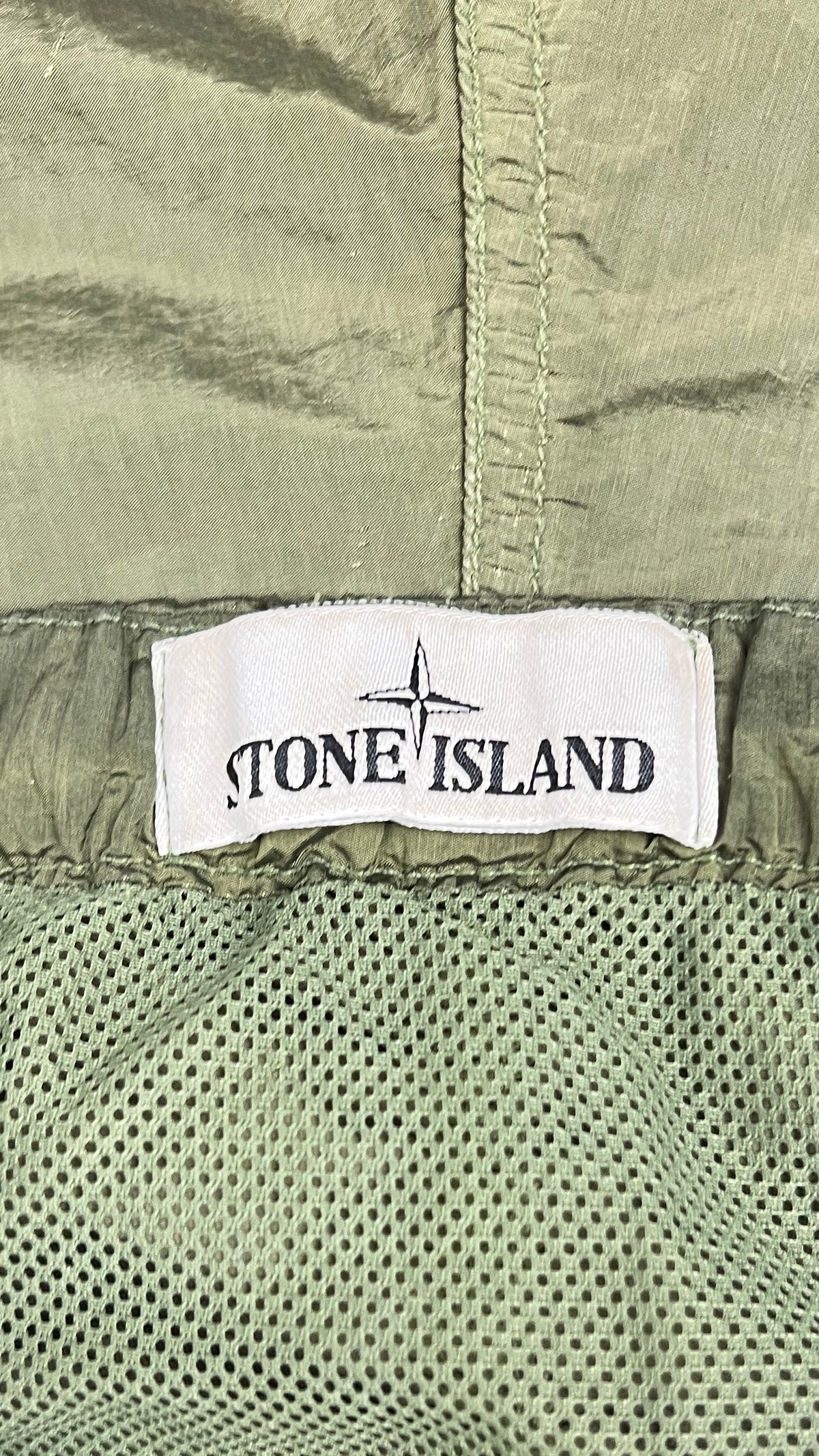 Short de bain Stone Island kaki taille M, détail étiquette — vue 4