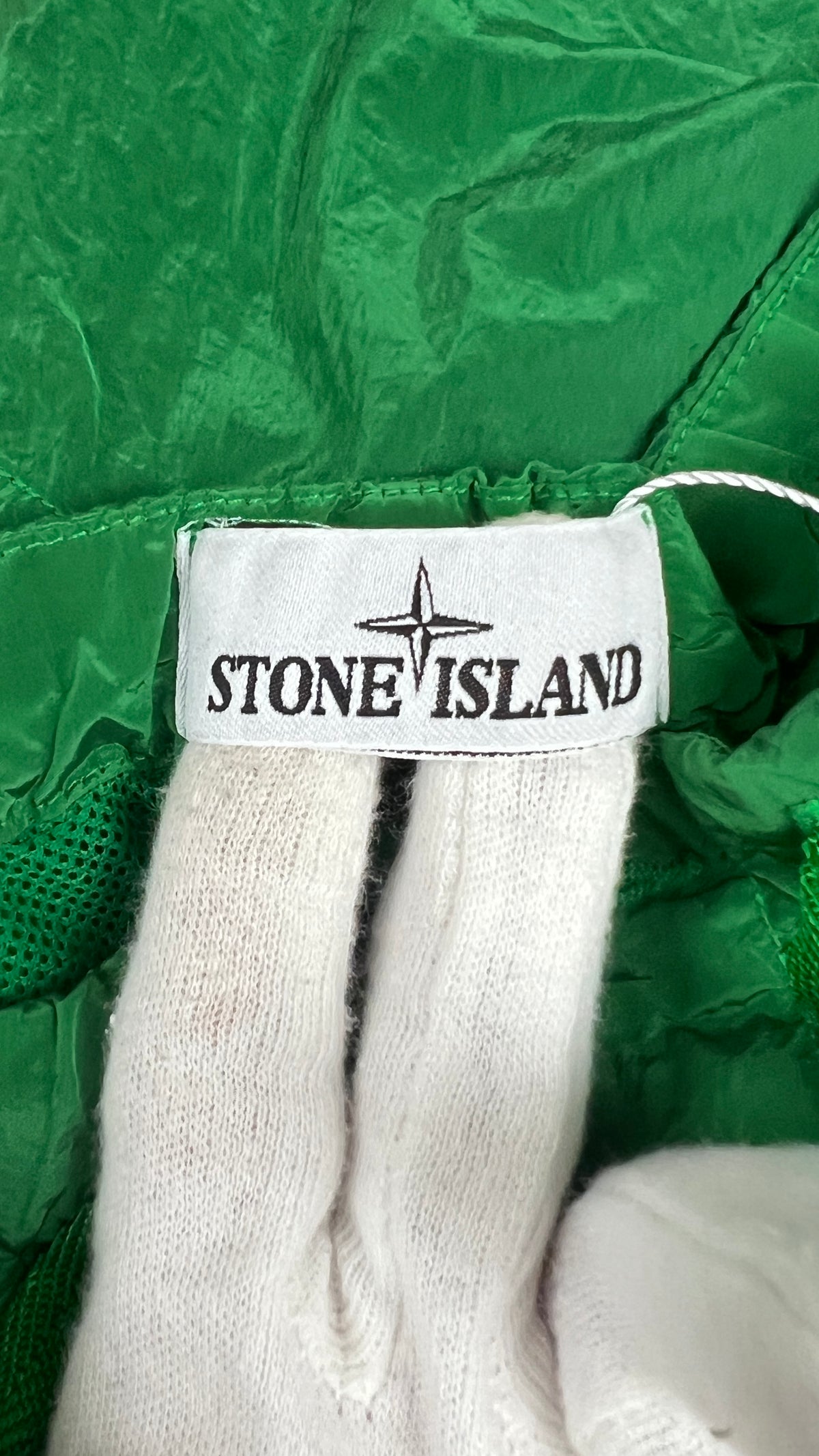 Short de Bain Stone Island vert, détail étiquettes et finitions — vue 4