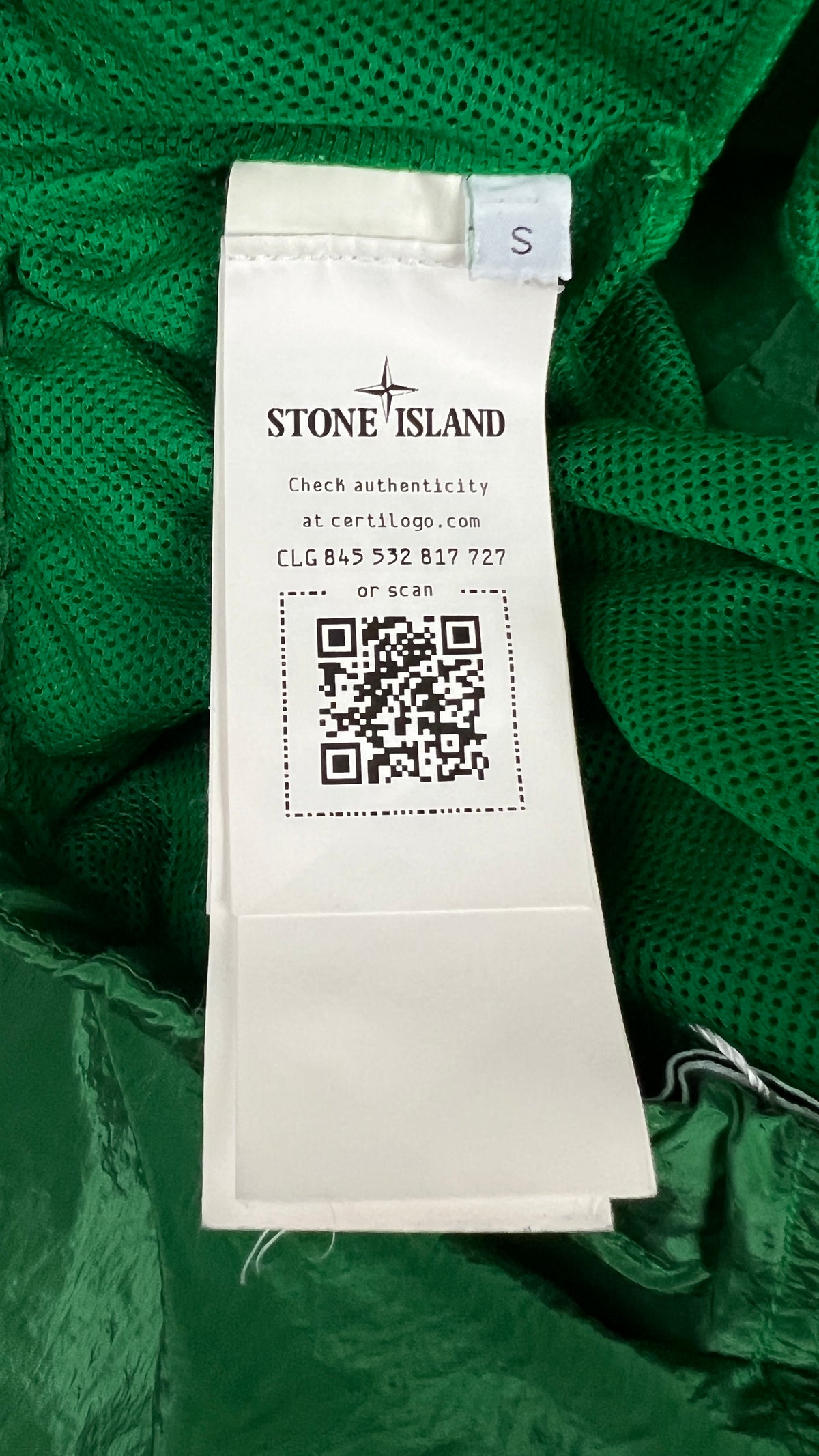 Short de Bain Stone Island vert, détail étiquettes et finitions — vue 5